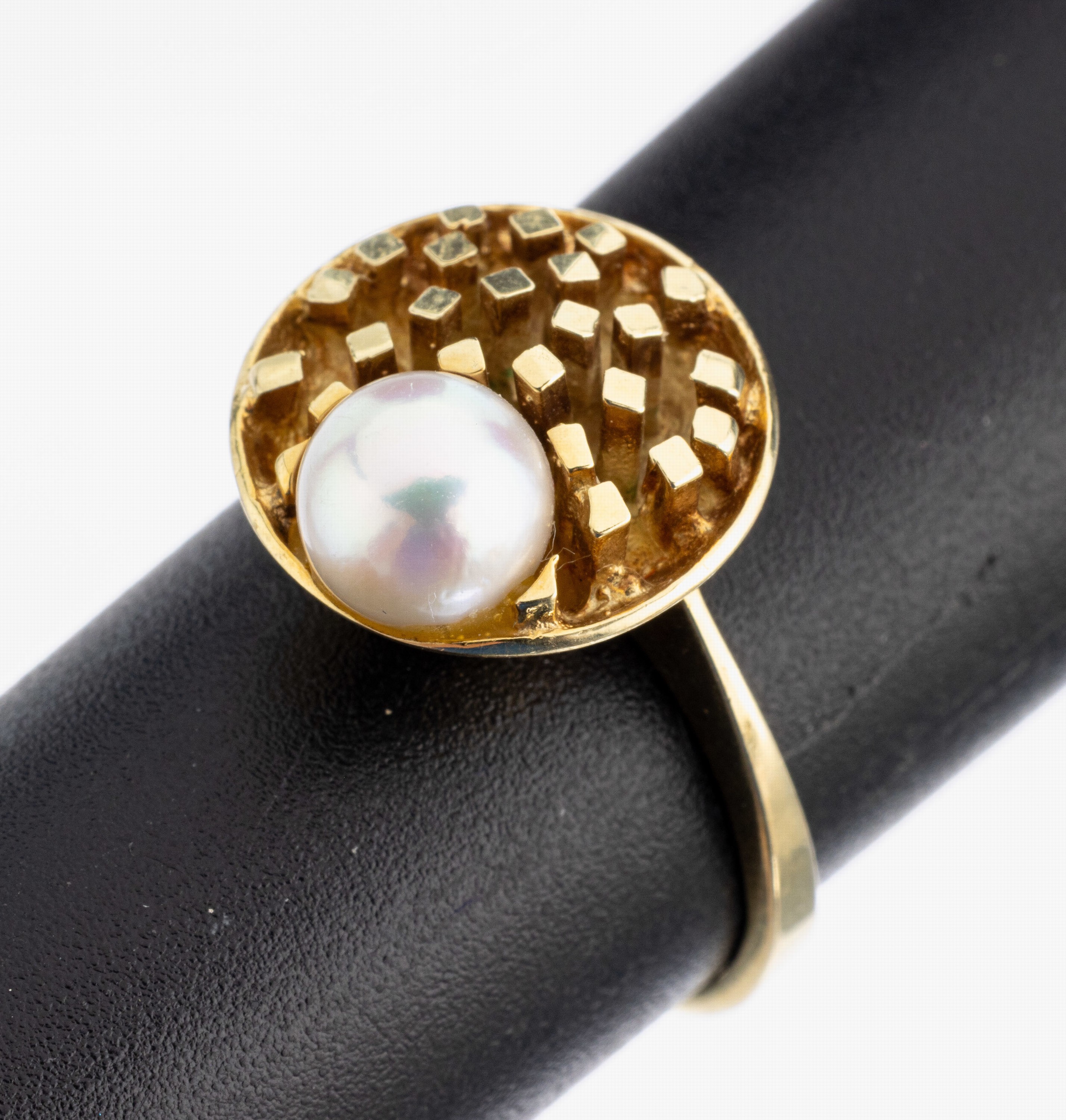 14 kt Gold Perl-Ring, GG 585/000, außergewöhnliche Gestaltung, Akoyazuchtperle, D. ca. 6.3 mm, RW 55, ca. 5.1 g