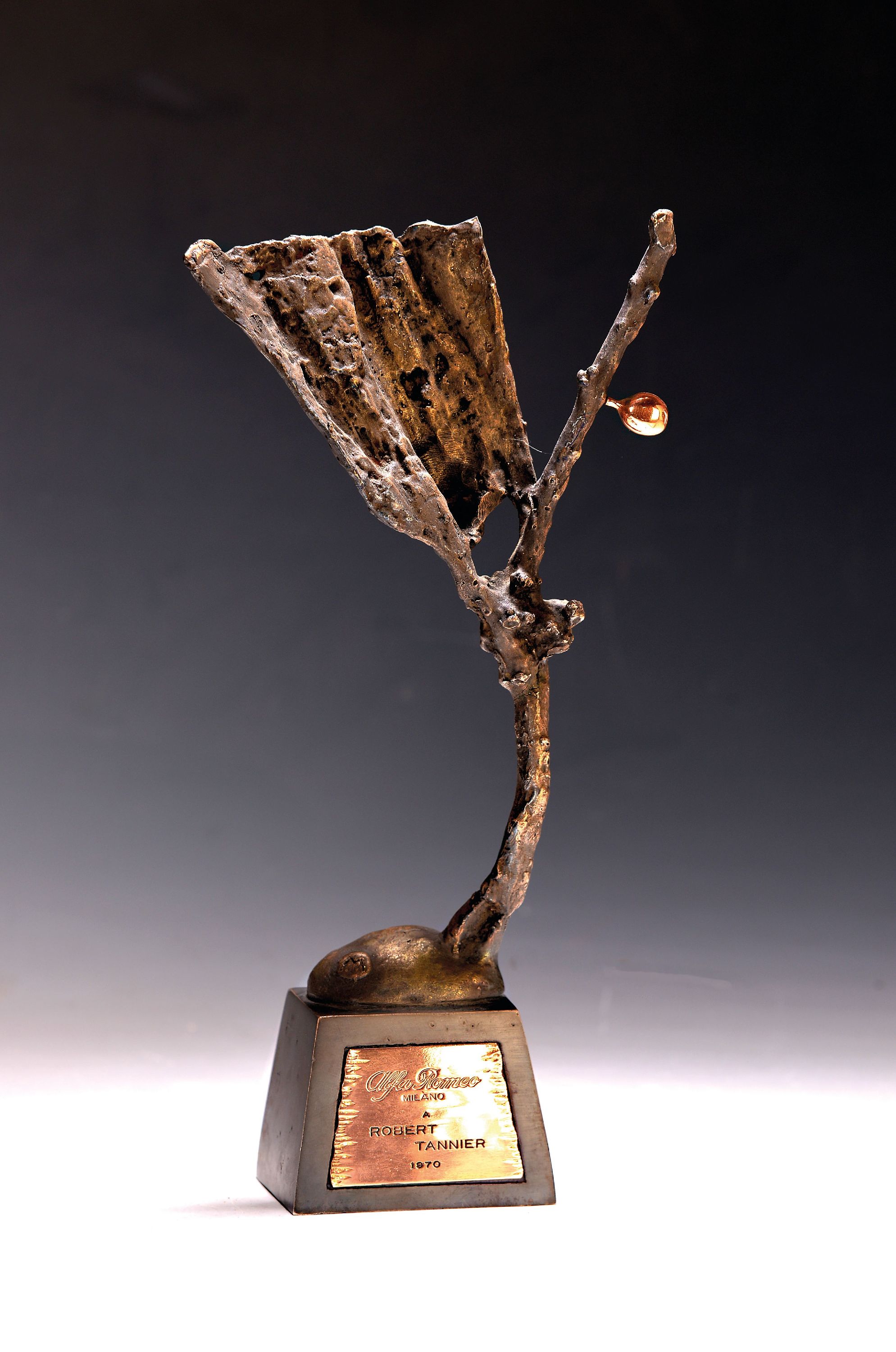 Detail k: Marcello Mascherini, 1906 Udine - Padua 1983, Bronzefigur, Siegesfigur Alfa Romeo Trophy, signiert, Schildchen, 30 x 14 x 6.5cm