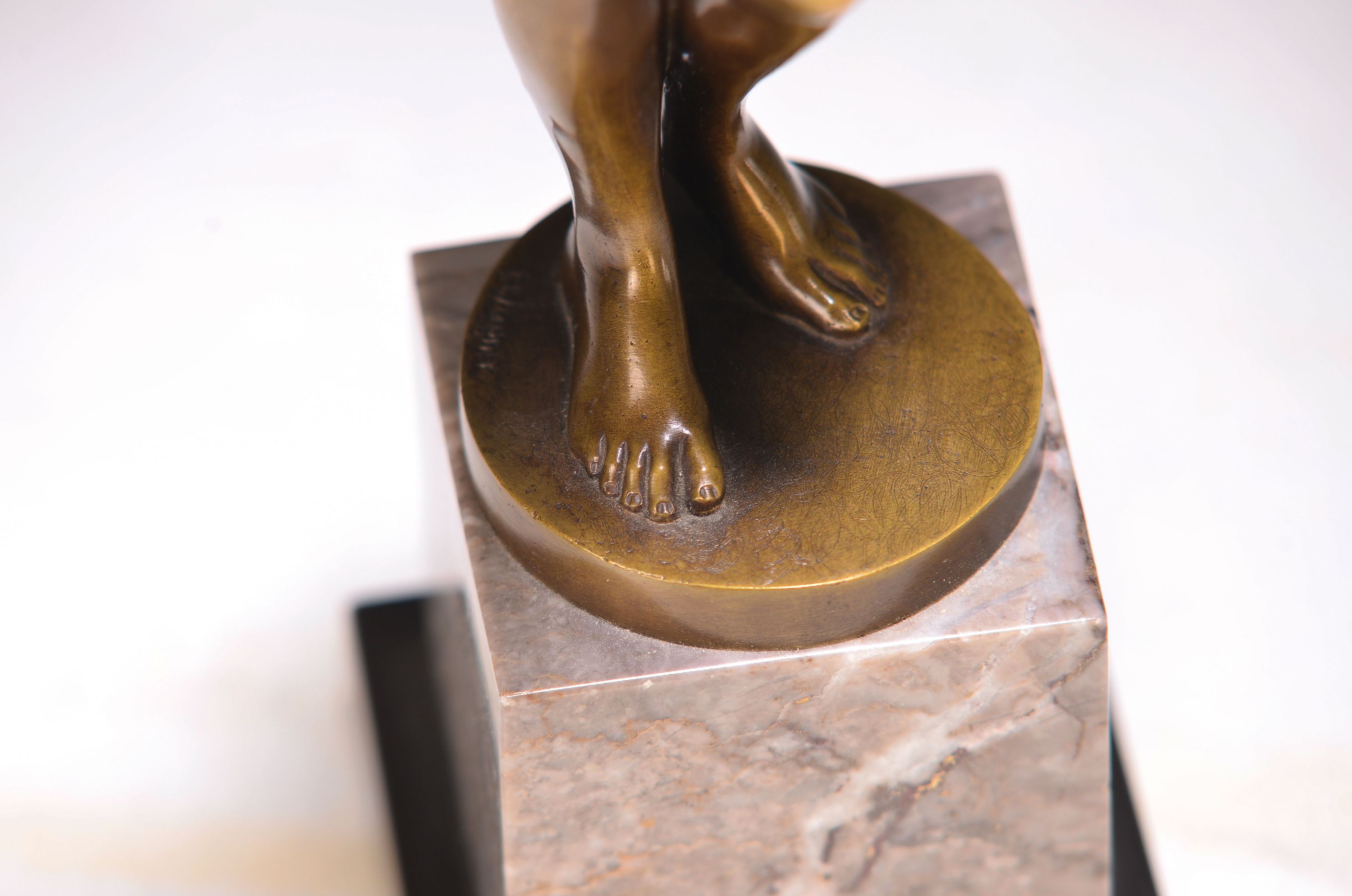 Detail a: Eugen Wagner, Bronzefigur, "Trinkende", stehender, Akt mit Trinkschale, an der Plinthe rest., auf Marmorsockel, Gesamthöhe 33.5 cm, Figur ...