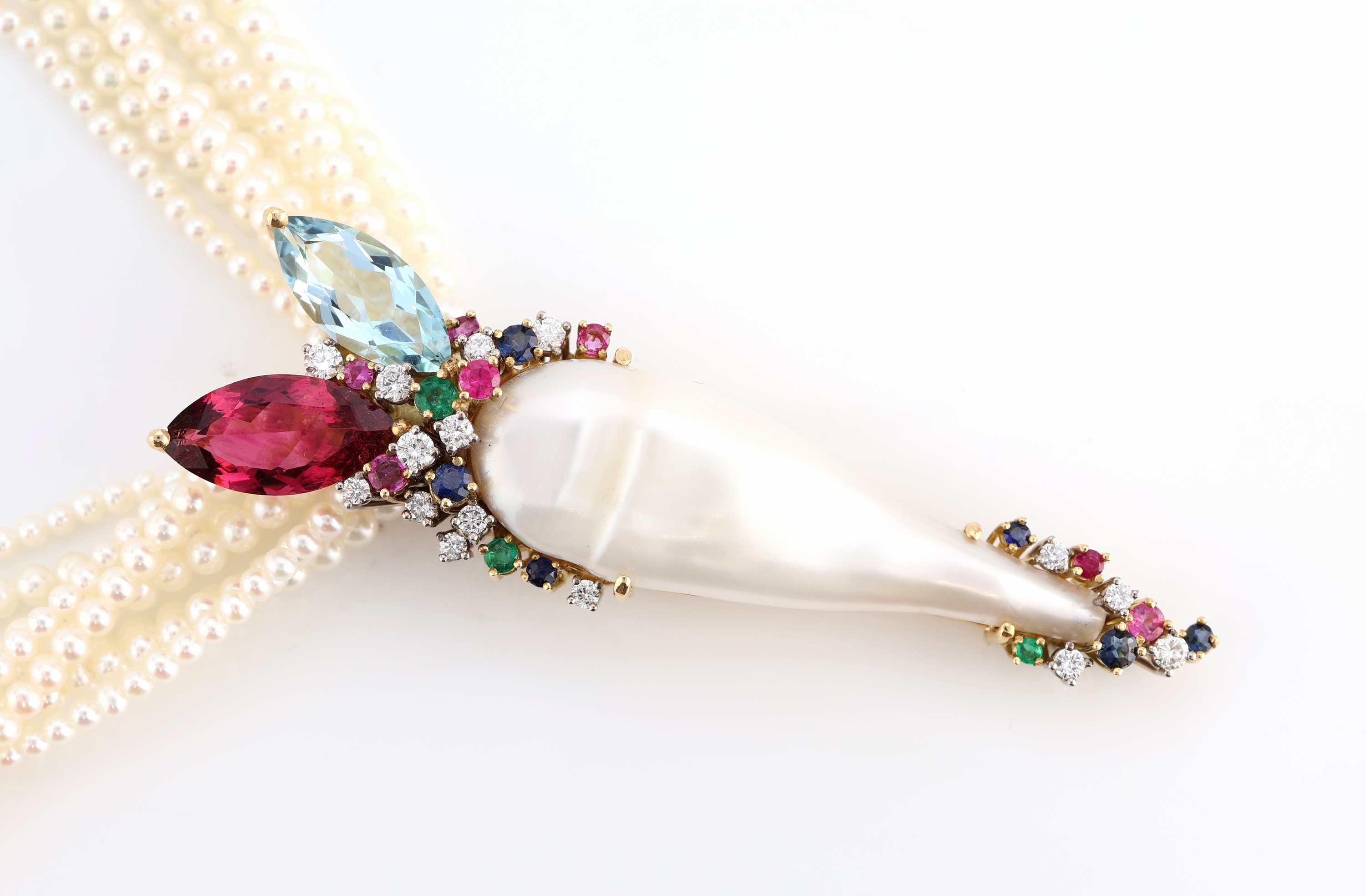 Detail b: Zuchtperl-Collier mit 18 kt Gold Brillant- Schließe und 18 kt Gold Perl-Brillant- Farbstein-Clipanhänger, GG/WG 750/000, Einzelanfertigung eines ...