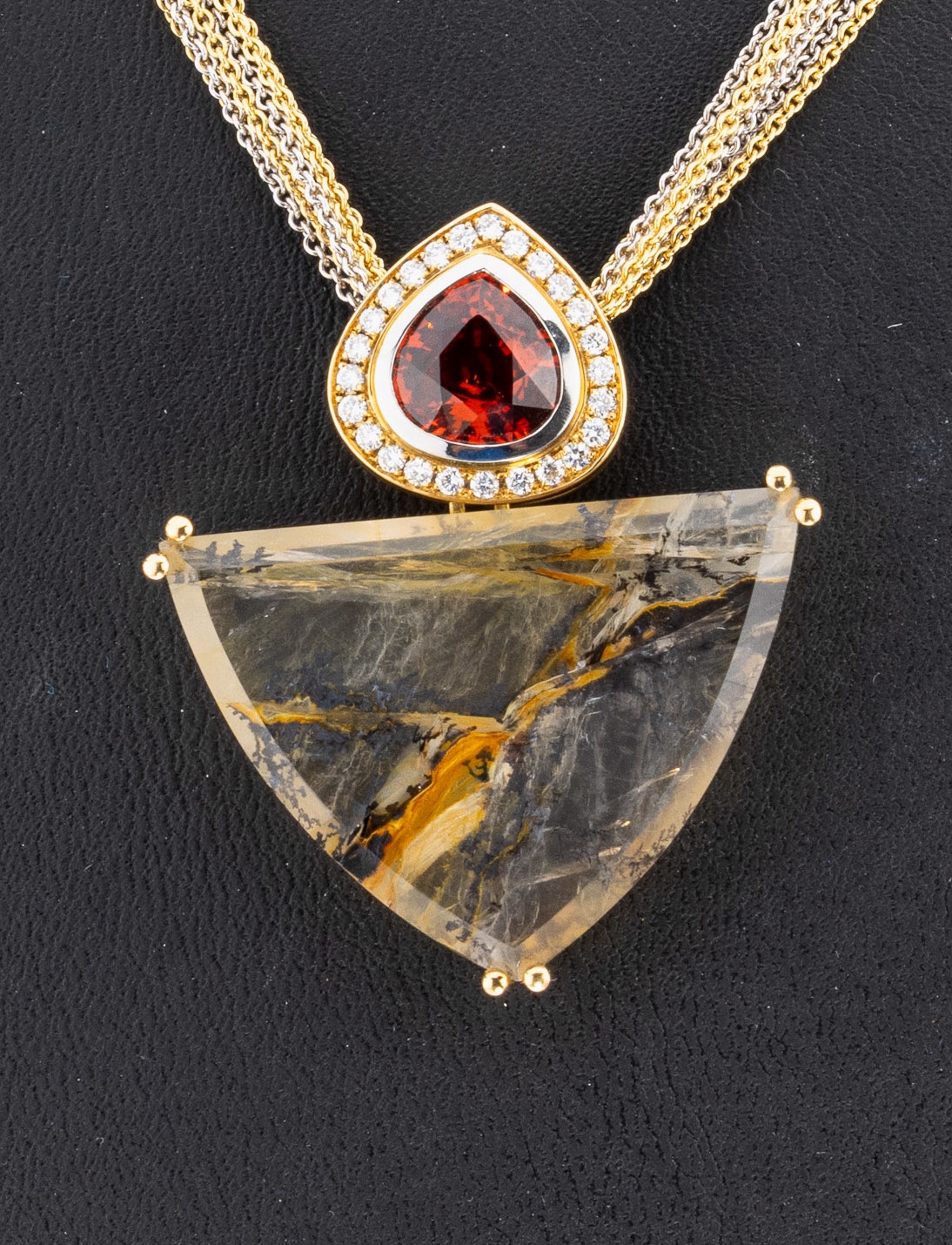 Detail a: 18 kt Gold und Platin Achat-Granat-Brillant- Anhänger, GG 750/000 und Pt, Einzelanfertigung eines renommierten Idar- Obersteiner Goldschmieds, ...