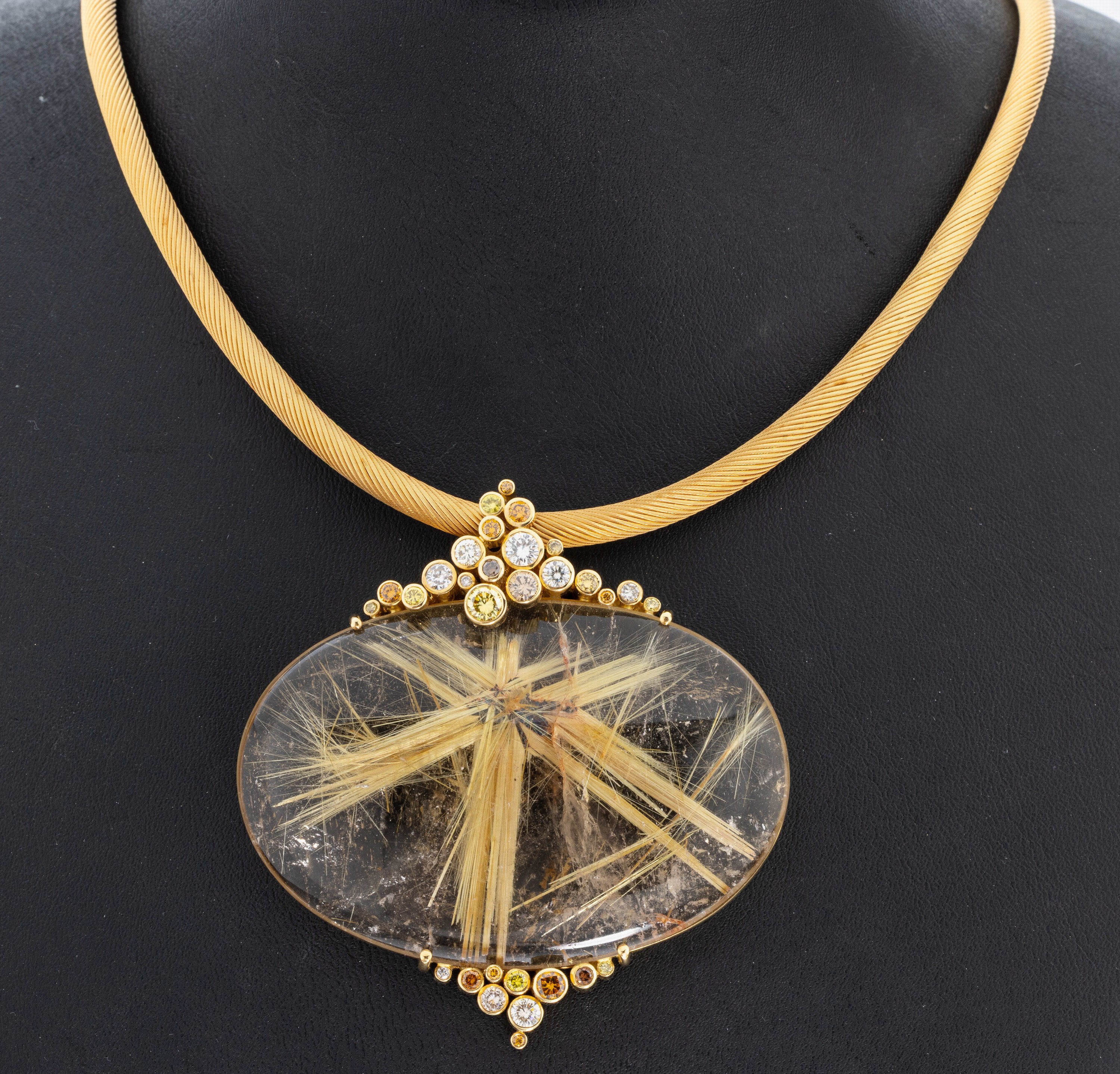 18 kt Gold Rutilquarz-Brillant-Anhänger, GG750/000, Einzelanfertigung eines renommierten Idar-Obersteiner Goldschmieds, ovaler Rutilquarz von ...