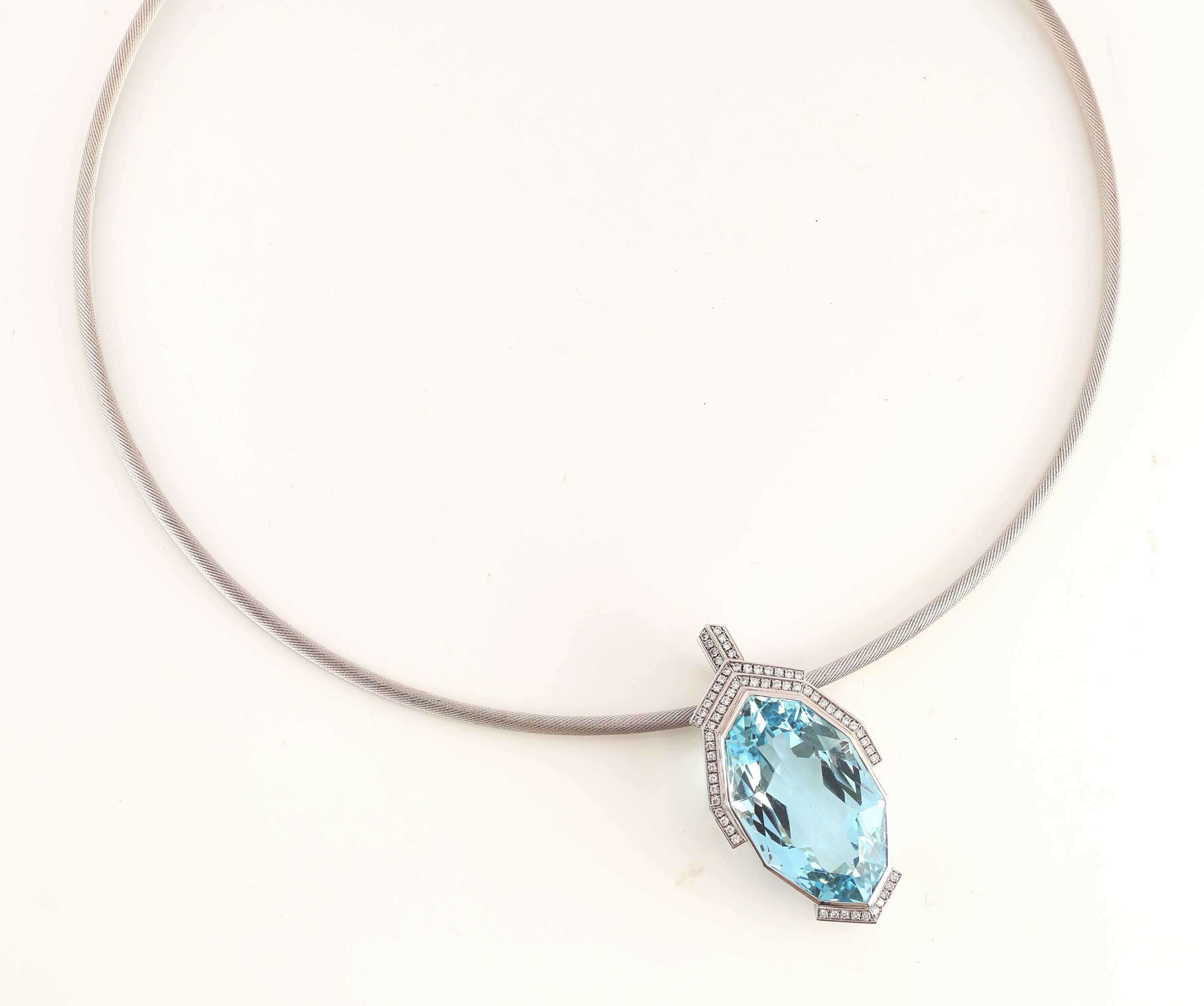 Detail a: 18 kt Gold Aquamarin-Brillant-Anhänger, WG 750/000, Einzelanfertigung eines renommierten Idar-Obersteiner Goldschmieds, Aquamarin von exklusiver ...