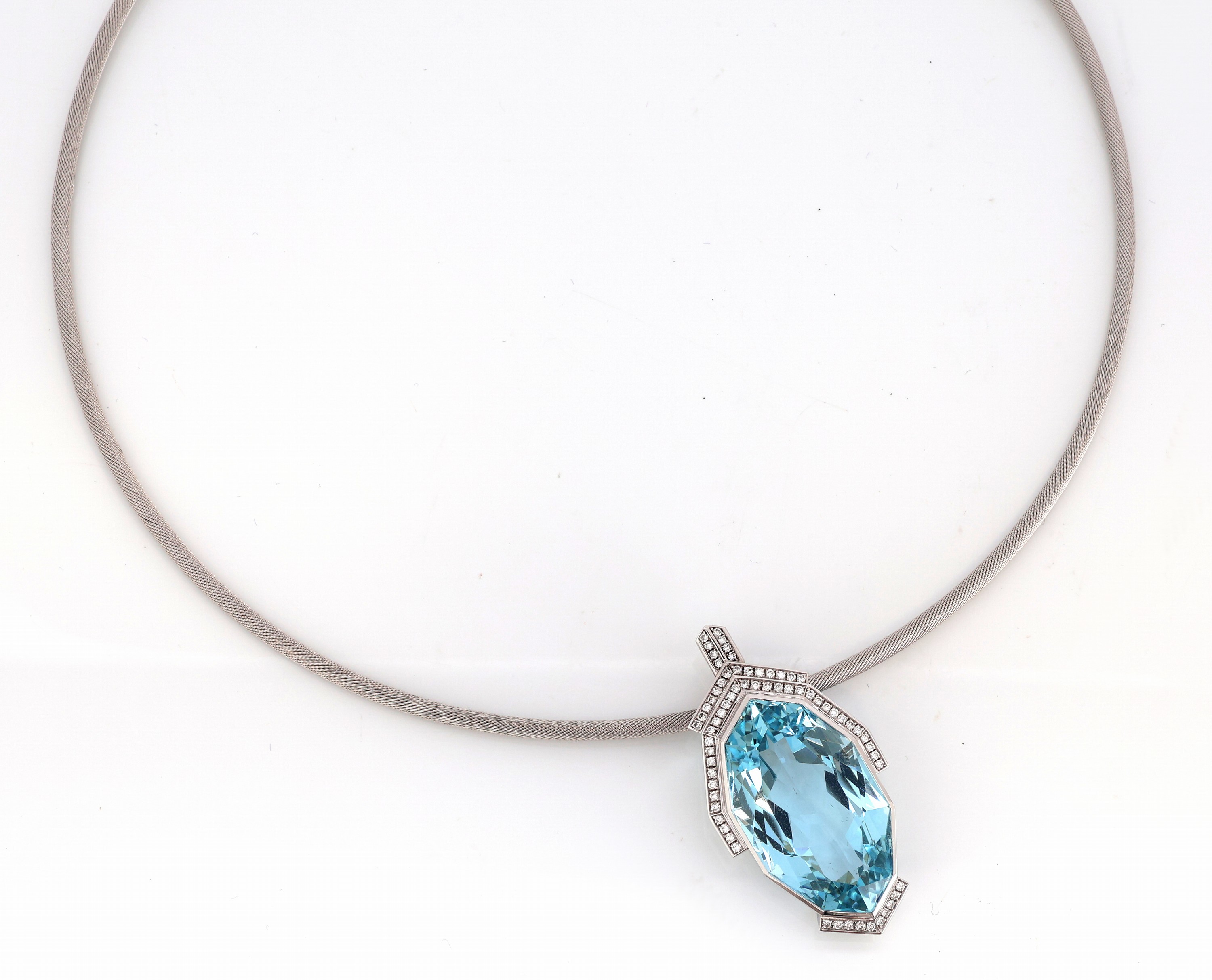 Detail b: 18 kt Gold Aquamarin-Brillant-Anhänger, WG 750/000, Einzelanfertigung eines renommierten Idar-Obersteiner Goldschmieds, Aquamarin von exklusiver ...