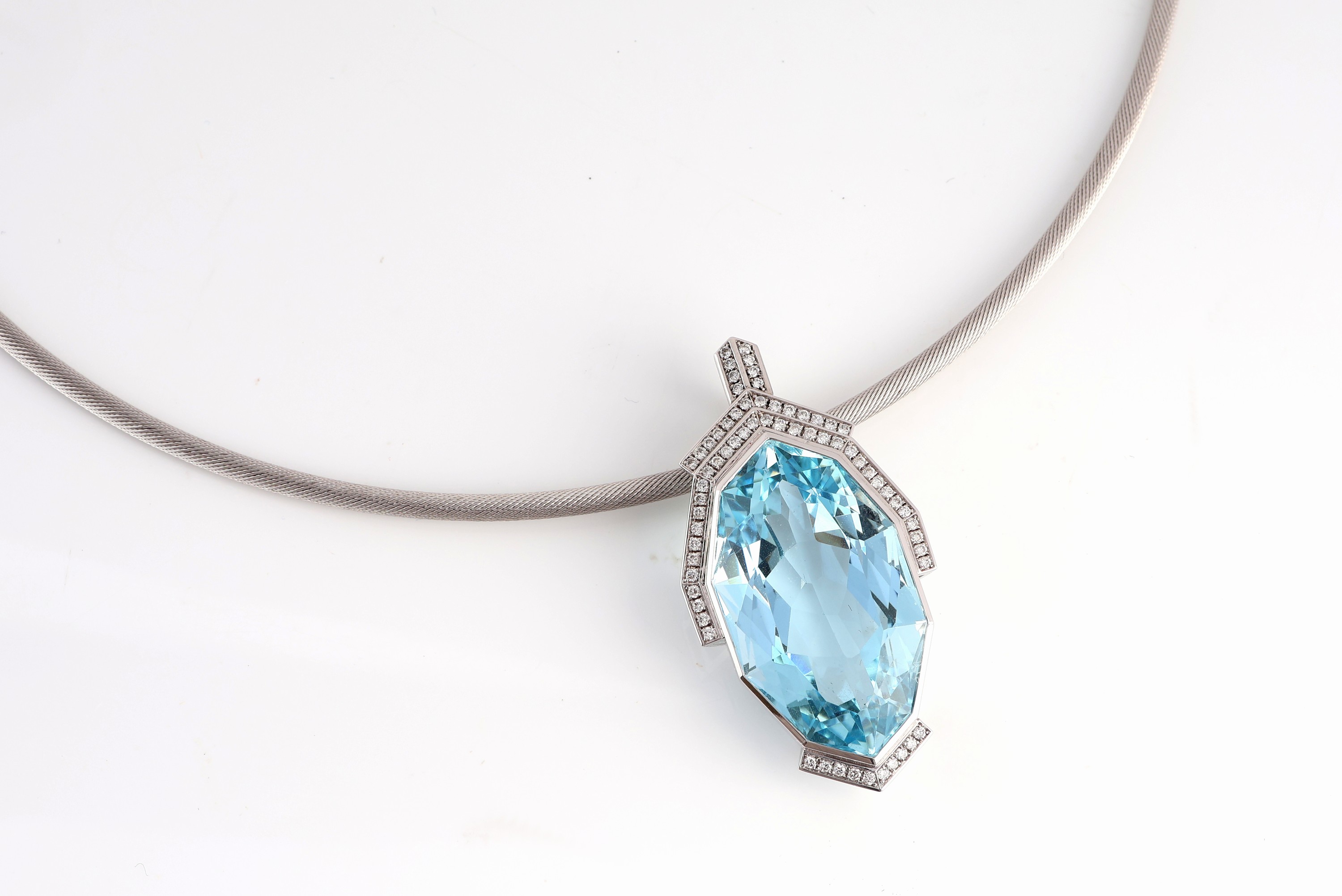 Detail c: 18 kt Gold Aquamarin-Brillant-Anhänger, WG 750/000, Einzelanfertigung eines renommierten Idar-Obersteiner Goldschmieds, Aquamarin von exklusiver ...