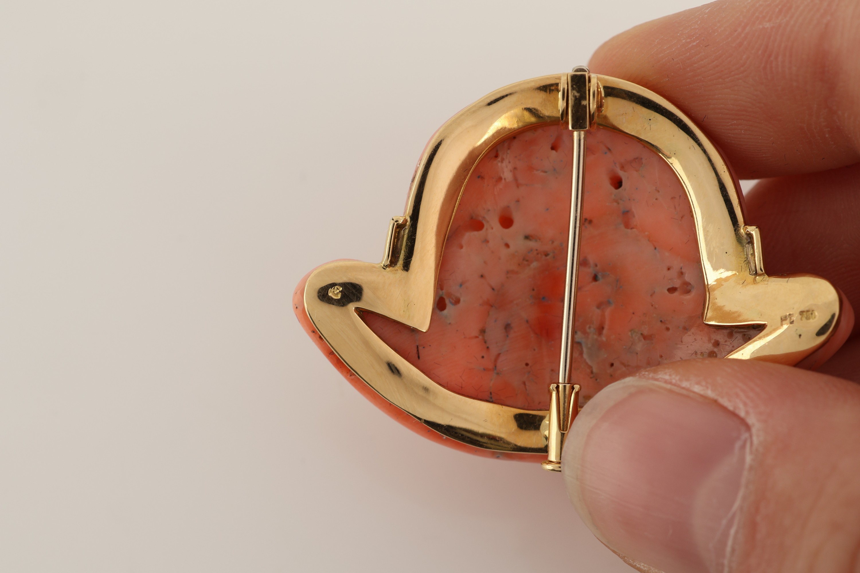 Detail b: 18 kt Gold und Platin Korallen-Brillant- Brosche "Hut", GG 750/000 und Pt, Einzelanfertigung eines renommierten Idar- Obersteiner ...