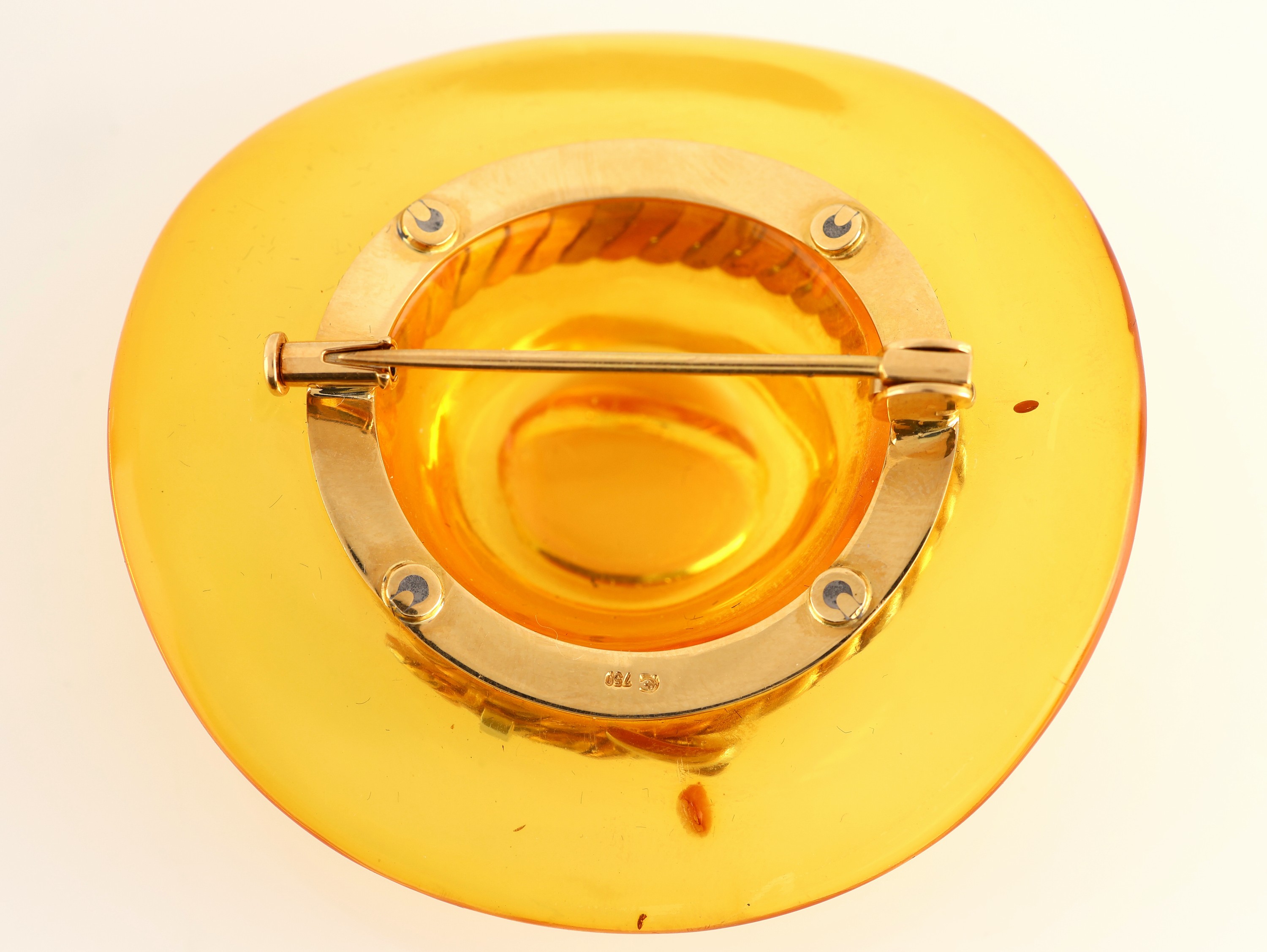 Detail a: 18 kt Gold Bernstein-Brosche "Hut", GG/WG/RG 750/000, Einzelanfertigung eines renommierten Idar-Obersteiner Goldschmieds, Hut aus einem ...