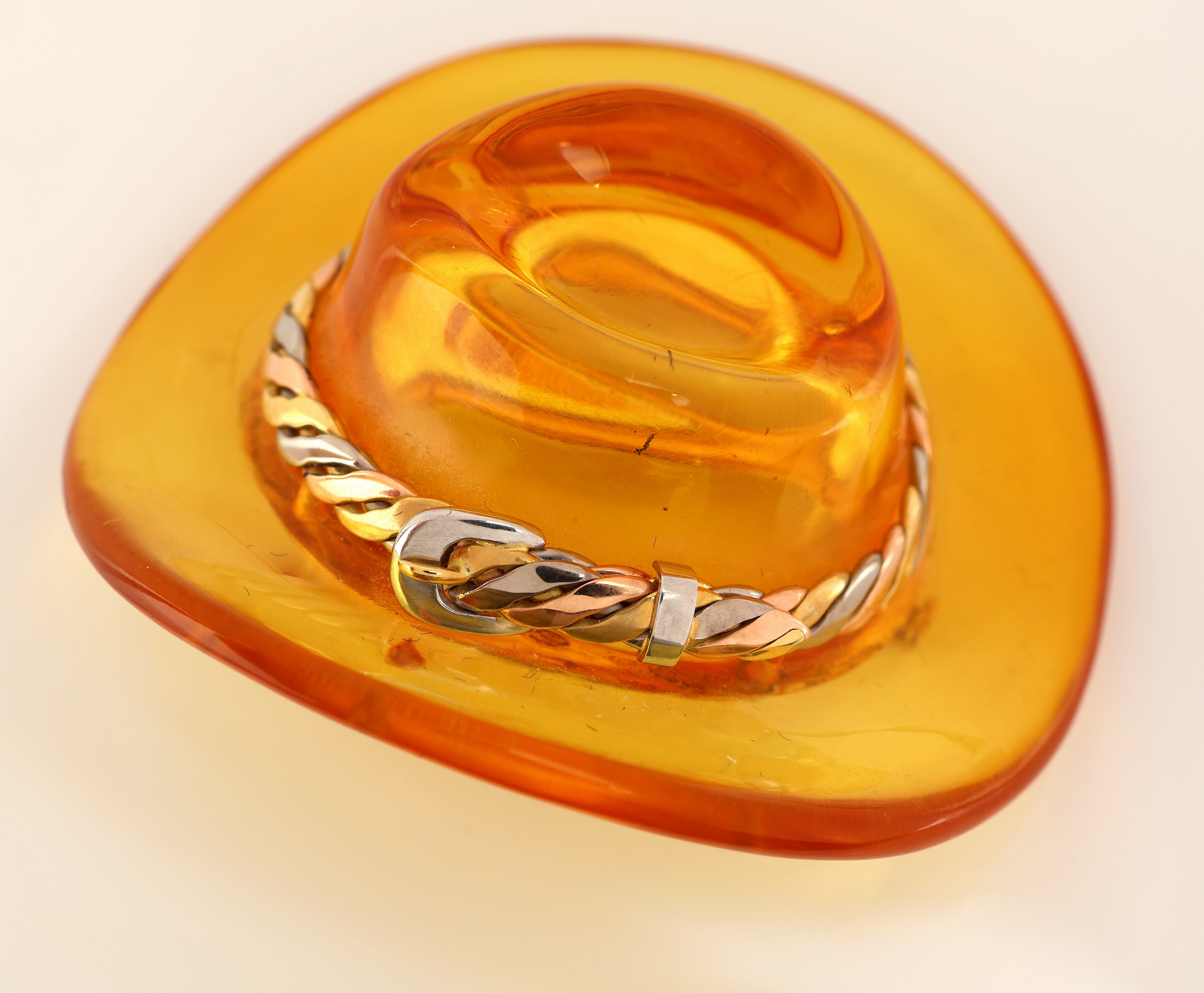 Detail b: 18 kt Gold Bernstein-Brosche "Hut", GG/WG/RG 750/000, Einzelanfertigung eines renommierten Idar-Obersteiner Goldschmieds, Hut aus einem ...