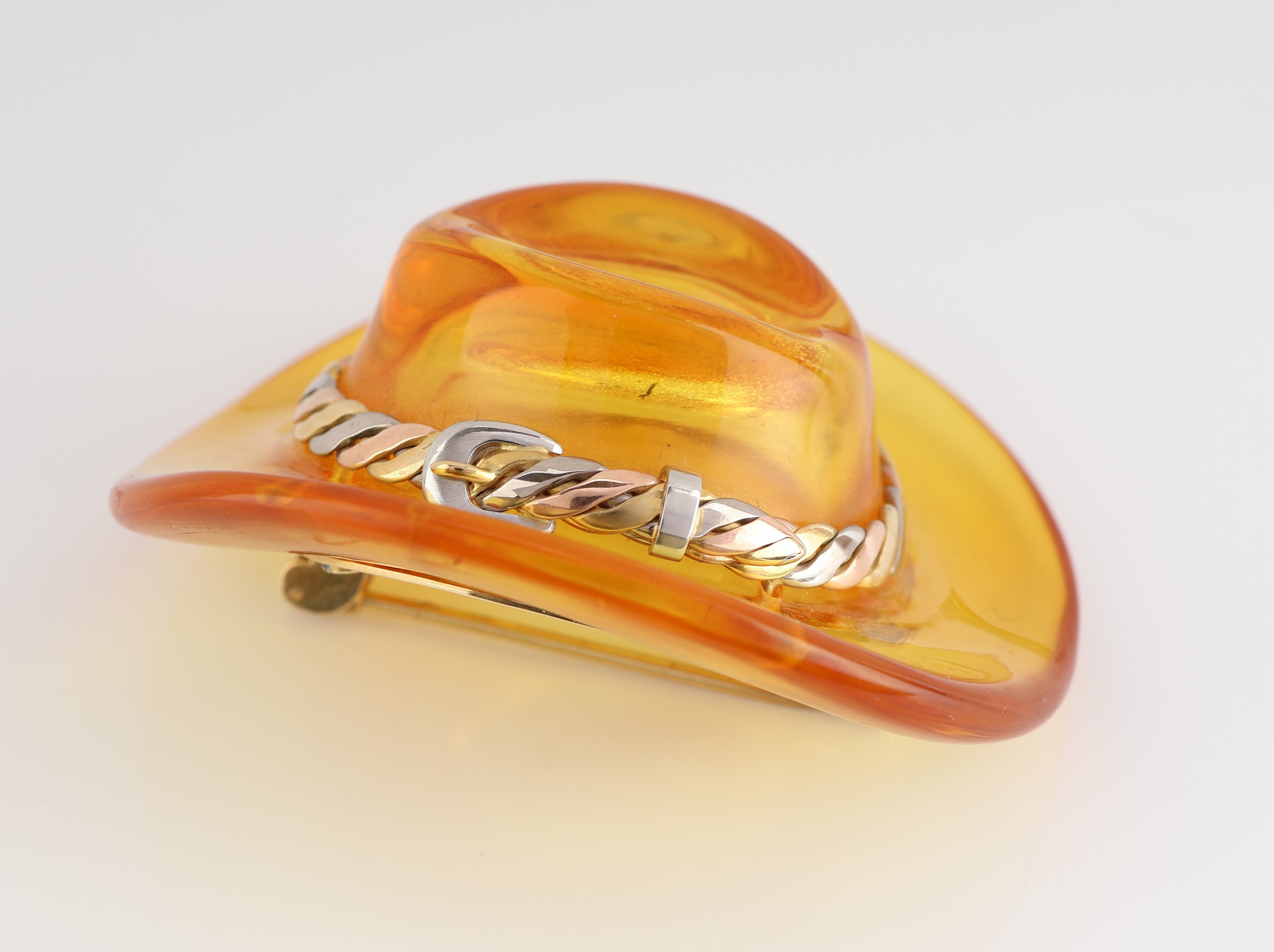 Detail c: 18 kt Gold Bernstein-Brosche "Hut", GG/WG/RG 750/000, Einzelanfertigung eines renommierten Idar-Obersteiner Goldschmieds, Hut aus einem ...