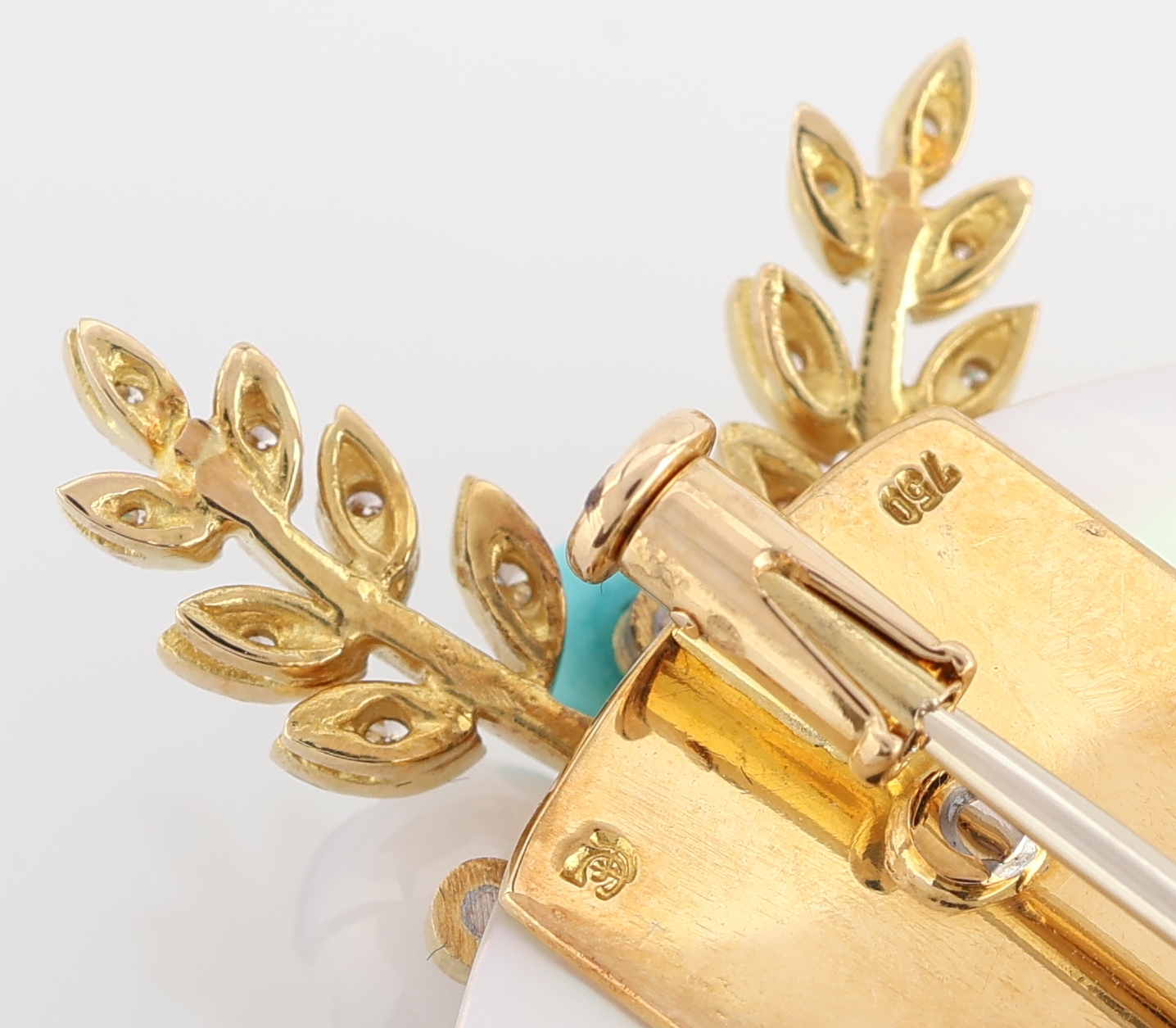 Detail c: 18 kt Gold Perl-Farbstein-Brillant-Brosche, GG 750/000, Einzelanfertigung eines renommierten Idar-Obersteiner Goldschmieds, Hut aus Mabeperle, ...