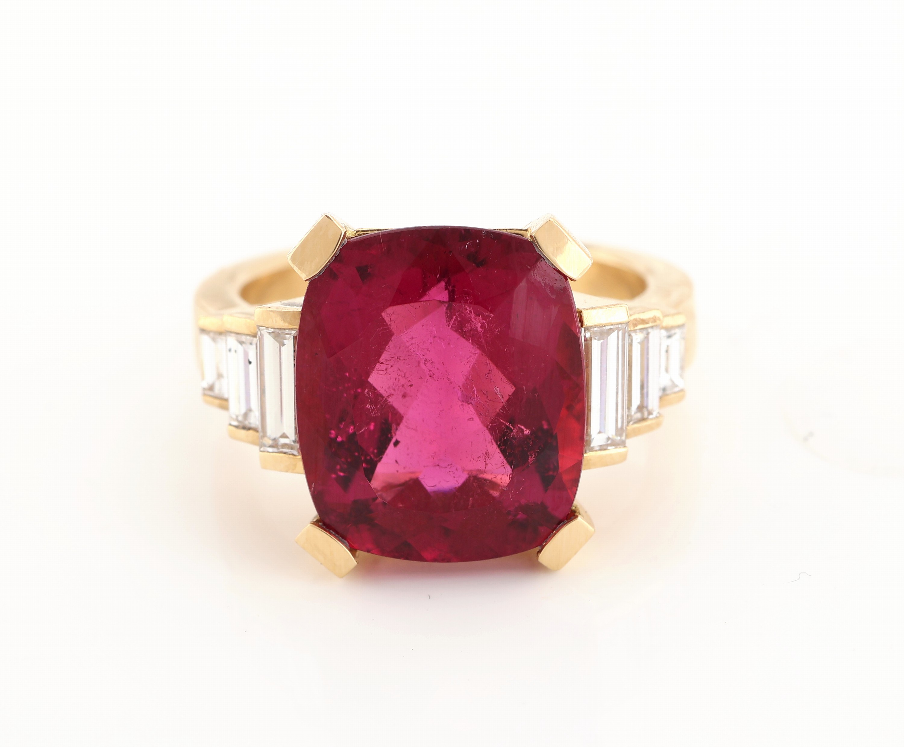 Detail a: 18 kt Gold Rubellit-Diamant-Ring, GG 750/000, Einzelanfertigung eines renommierten Idar-Obersteiner Goldschmieds, Rubellit im Kissenschliff von ...