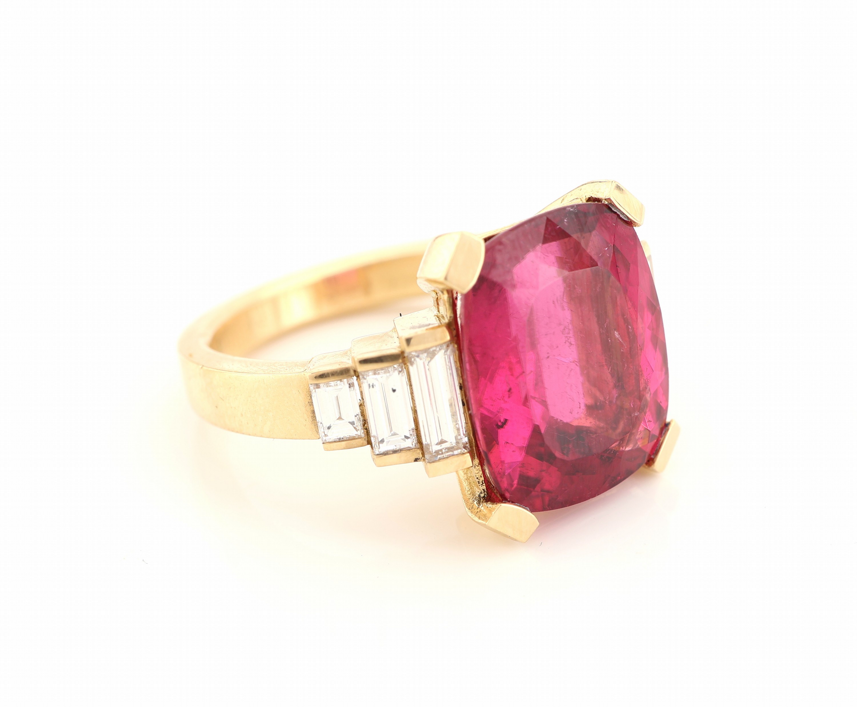 Detail b: 18 kt Gold Rubellit-Diamant-Ring, GG 750/000, Einzelanfertigung eines renommierten Idar-Obersteiner Goldschmieds, Rubellit im Kissenschliff von ...
