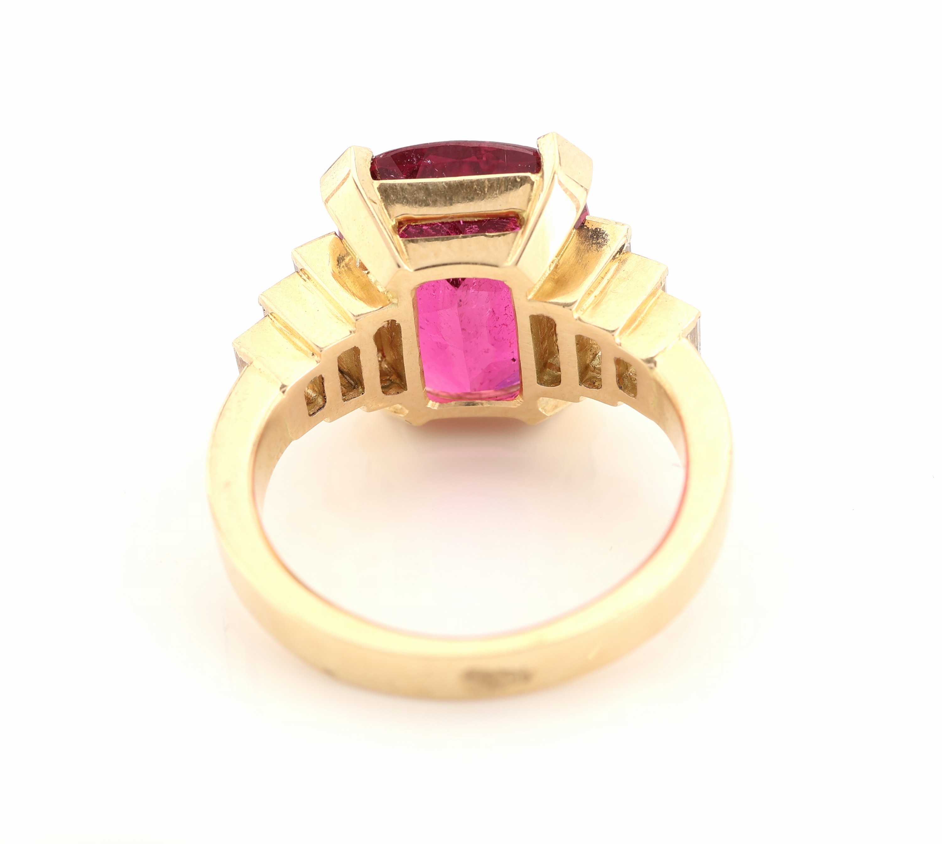 Detail c: 18 kt Gold Rubellit-Diamant-Ring, GG 750/000, Einzelanfertigung eines renommierten Idar-Obersteiner Goldschmieds, Rubellit im Kissenschliff von ...