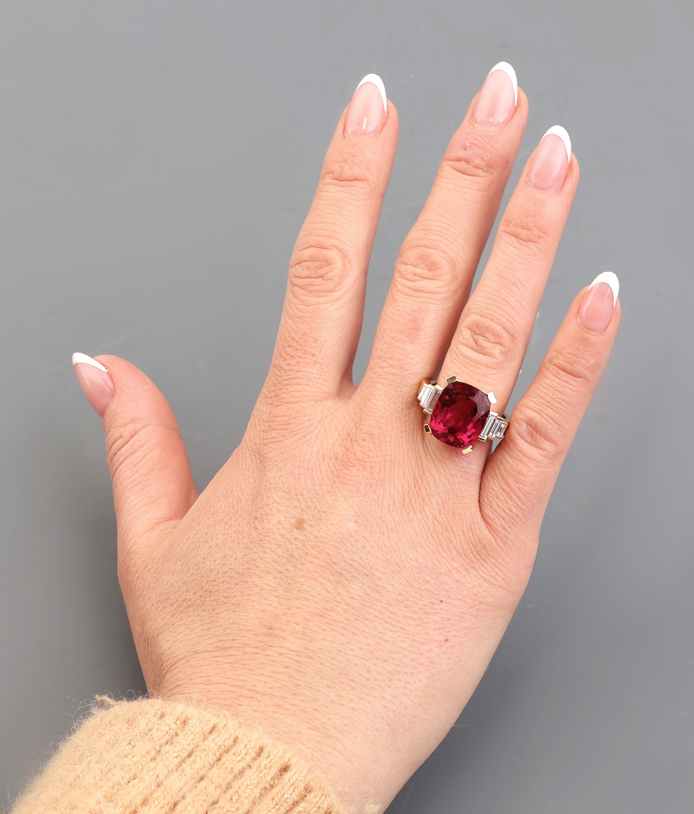 Detail d: 18 kt Gold Rubellit-Diamant-Ring, GG 750/000, Einzelanfertigung eines renommierten Idar-Obersteiner Goldschmieds, Rubellit im Kissenschliff von ...