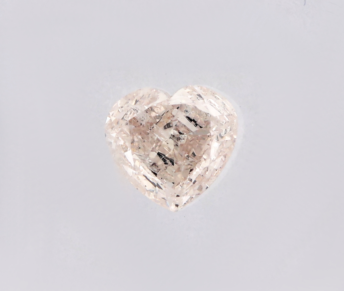 Detail a: Loses Diamantherz ca. 0.66 ct Weiß(H)/p1, ca. 5.41 x 5.73 x 2.90 mm, IGI Expertise anbei, verschweißt