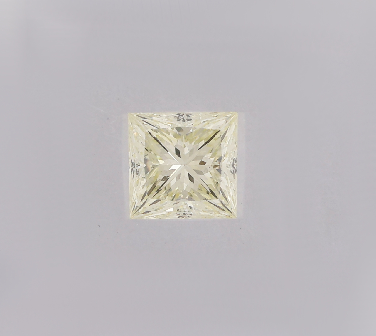 Detail a: Loser Diamant im Princess-Cut ca. 0.58 ct get.(O-P)/vs1, ca. 4.61 x 4.46 x 3.52 mm, IGI Expertise anbei, verschweißt