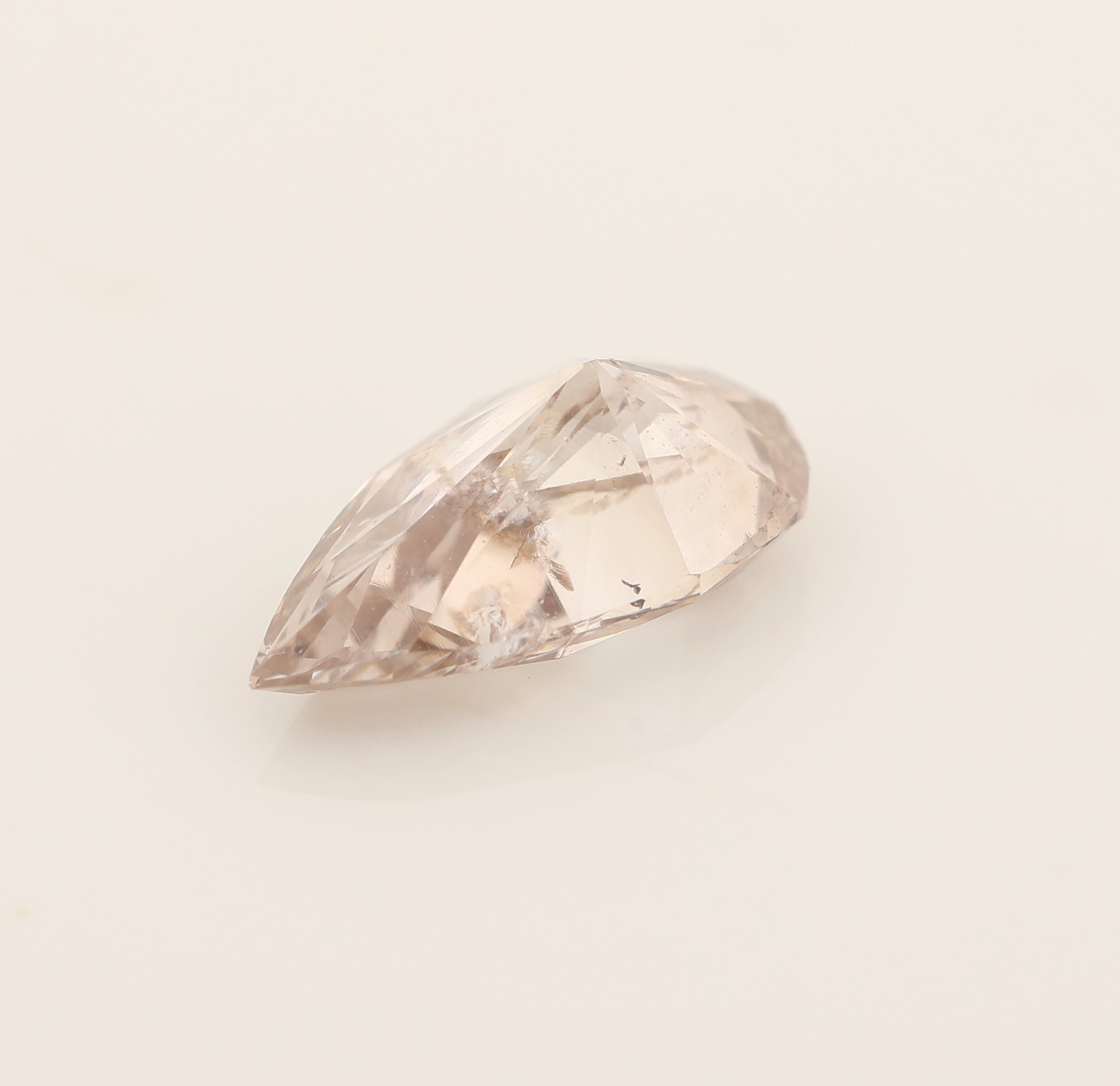 Detail a: Loser Diamanttropfen ca. 1.02 ct Natural Fancylight Brown, ca. 9.07 x 5.09 x 3.69 mm, GIA Expertise anbei