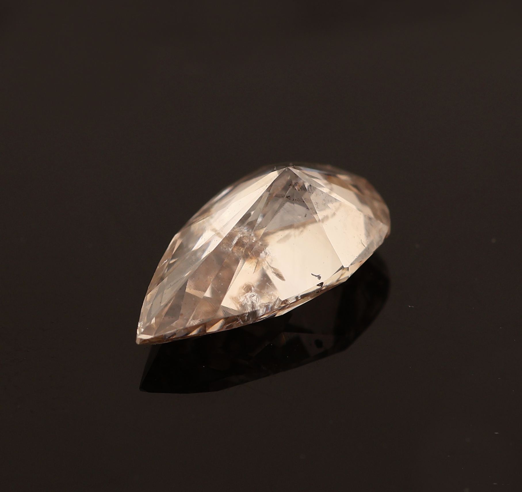 Detail b: Loser Diamanttropfen ca. 1.02 ct Natural Fancylight Brown, ca. 9.07 x 5.09 x 3.69 mm, GIA Expertise anbei