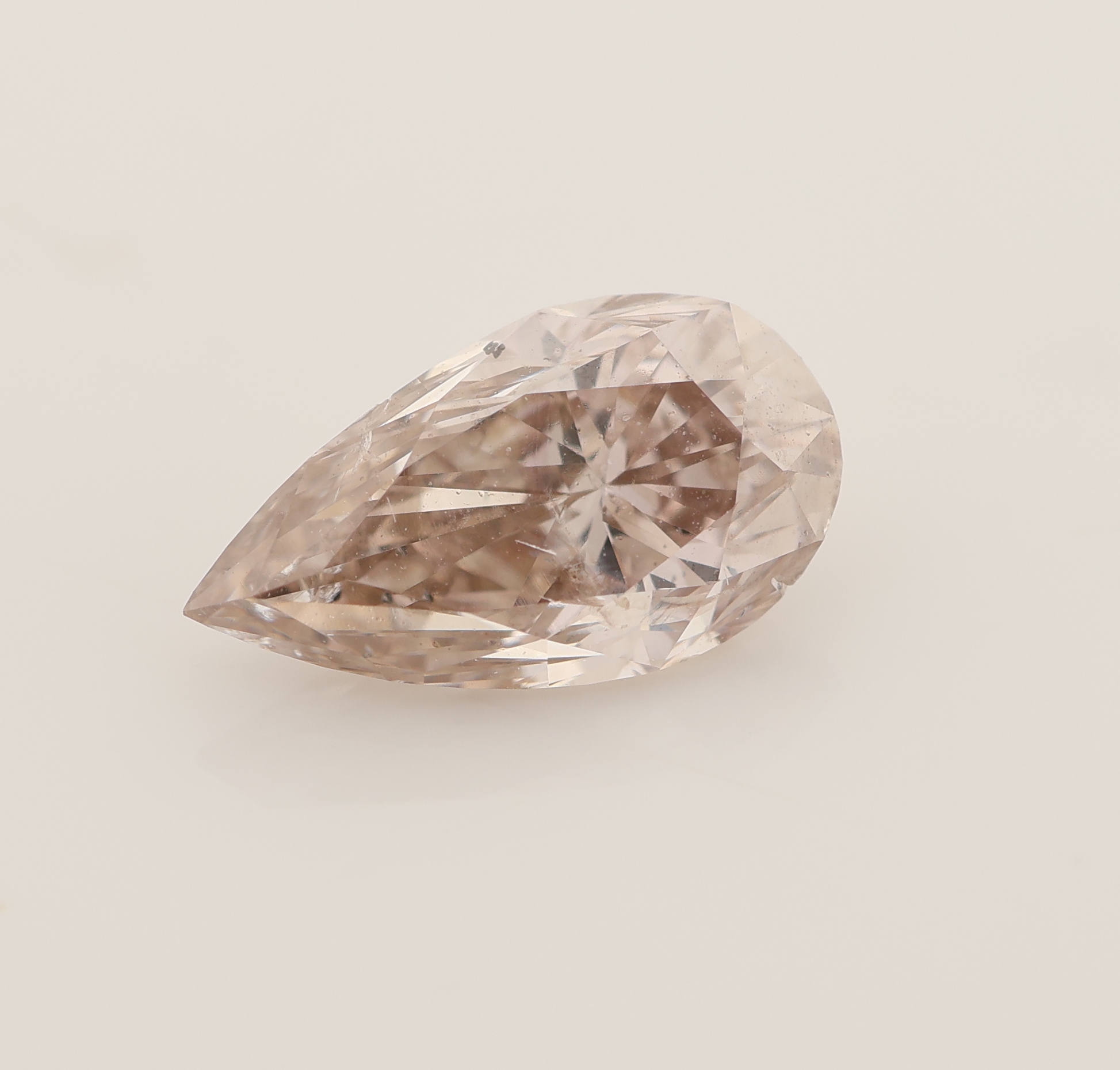Detail c: Loser Diamanttropfen ca. 1.02 ct Natural Fancylight Brown, ca. 9.07 x 5.09 x 3.69 mm, GIA Expertise anbei