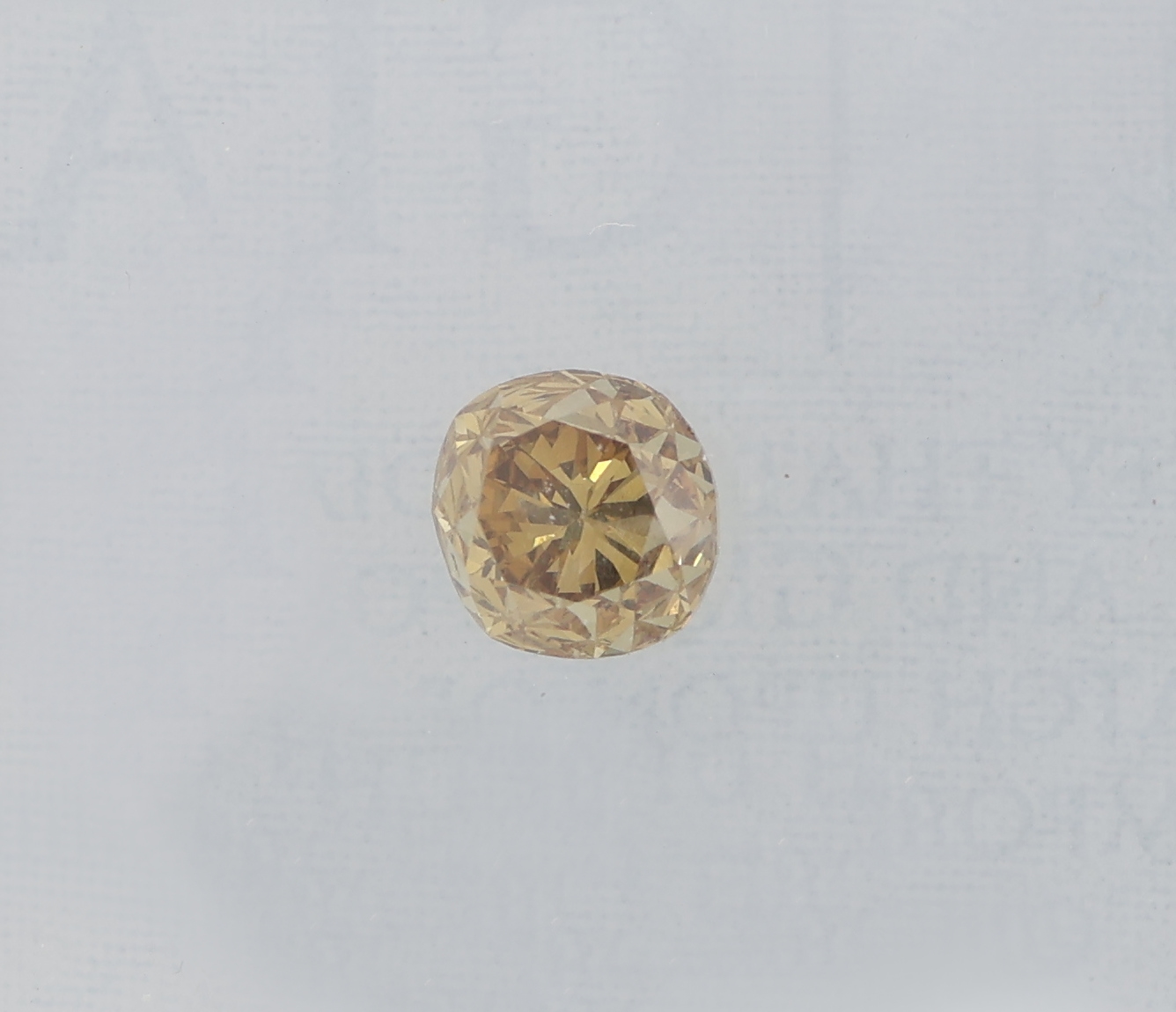 Detail a: Loser Diamant im Kissenschliff, ca. 0.46 ct natural Fancy deep Brownish Greenish/vs2, ca. 4.58 x 4.18 x 3.42 mm, GIA Expertise anbei, verschweißt