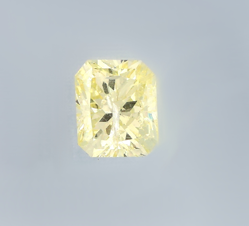 Detail a: Loser Diamant ca. 0.64 ct natural, Fancy lightYellow, Cut cornered square, ca. 5.37 x 4.50 x3.50 mm, GIA Expertise anbei, verschweißt