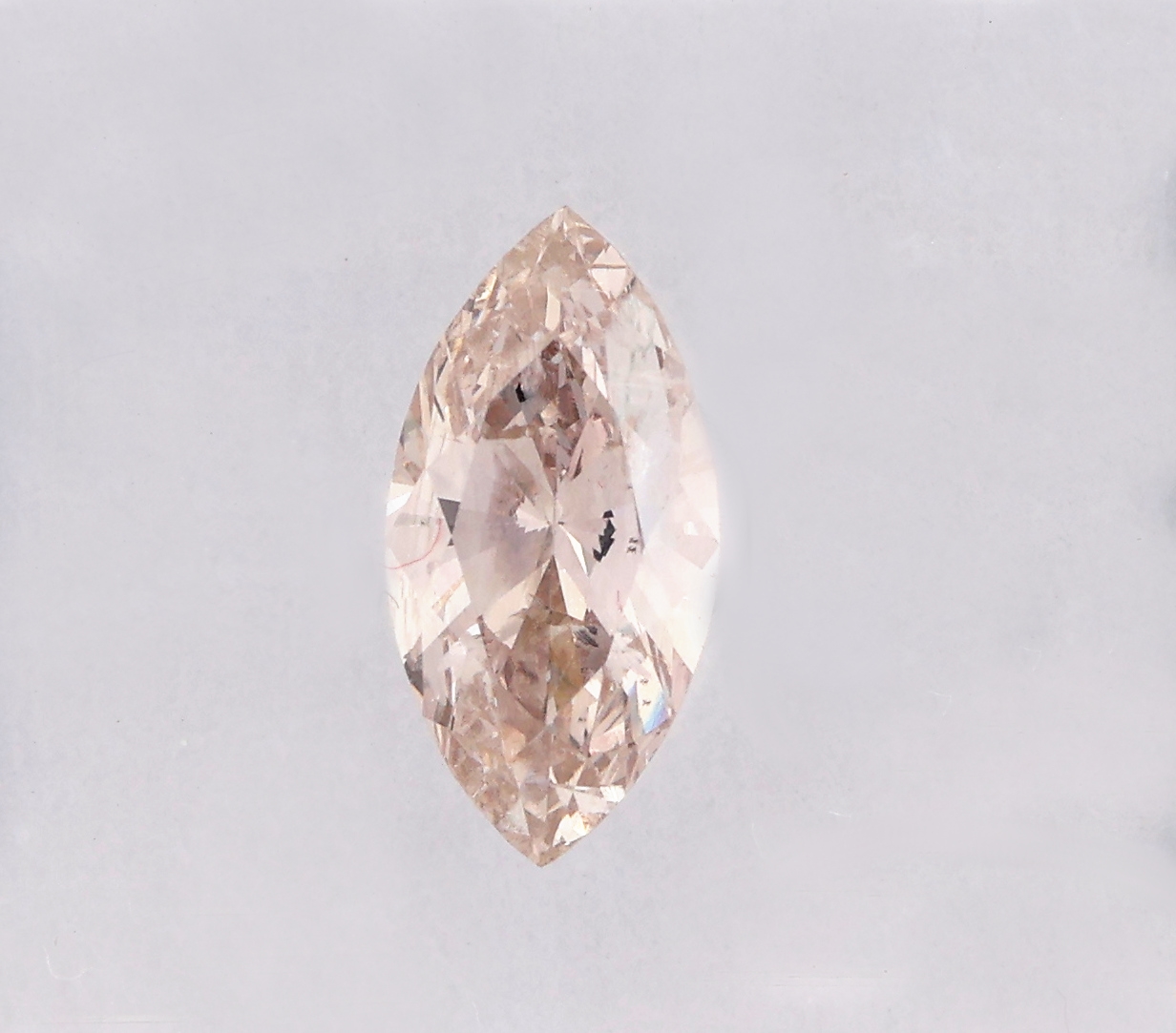 Detail a: Lose Diamantnavette ca. 0.81 ct l.get.Weiß(J)/p1, ca. 9.05 x 4.57 x 3.04 mm, IGI Expertise anbei, verschweißt