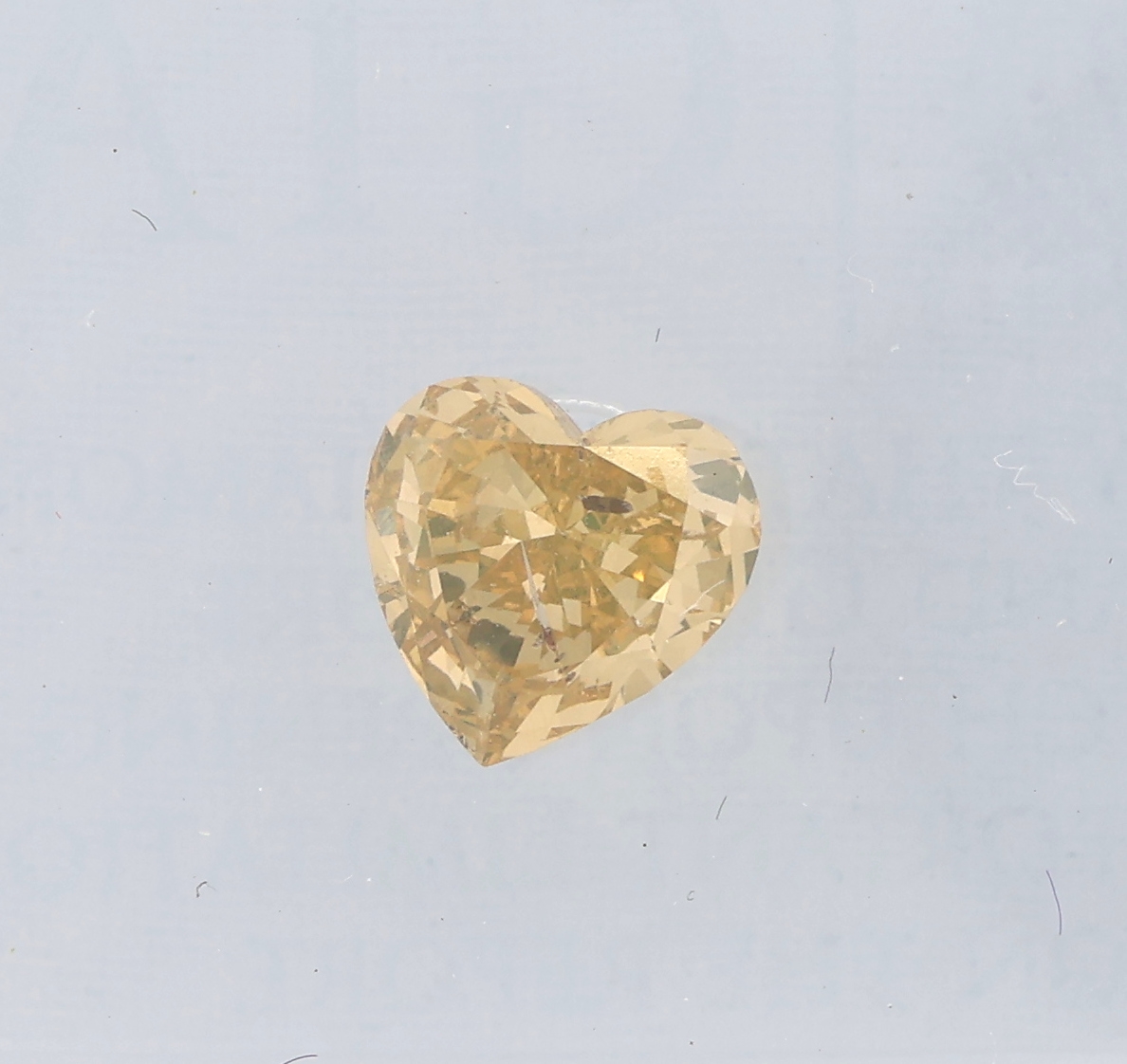 Detail a: Loses Diamantherz ca. 0.53 ct natural Fancy Brownish Yellow, ca. 5.46 x 5.32 x 2.67 mm, GIA Expertise anbei, verschweißt