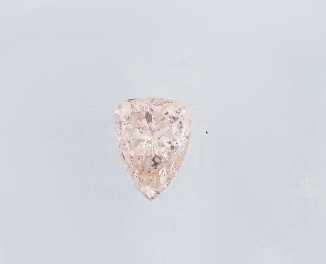 Detail a: Loser Diamanttropfen ca. 0.41 ct Natural Fancylight Brownish Pink, ca. 5.40 x 4.06 x 2.93 mm, GIA Expertise anbei, verschweißt