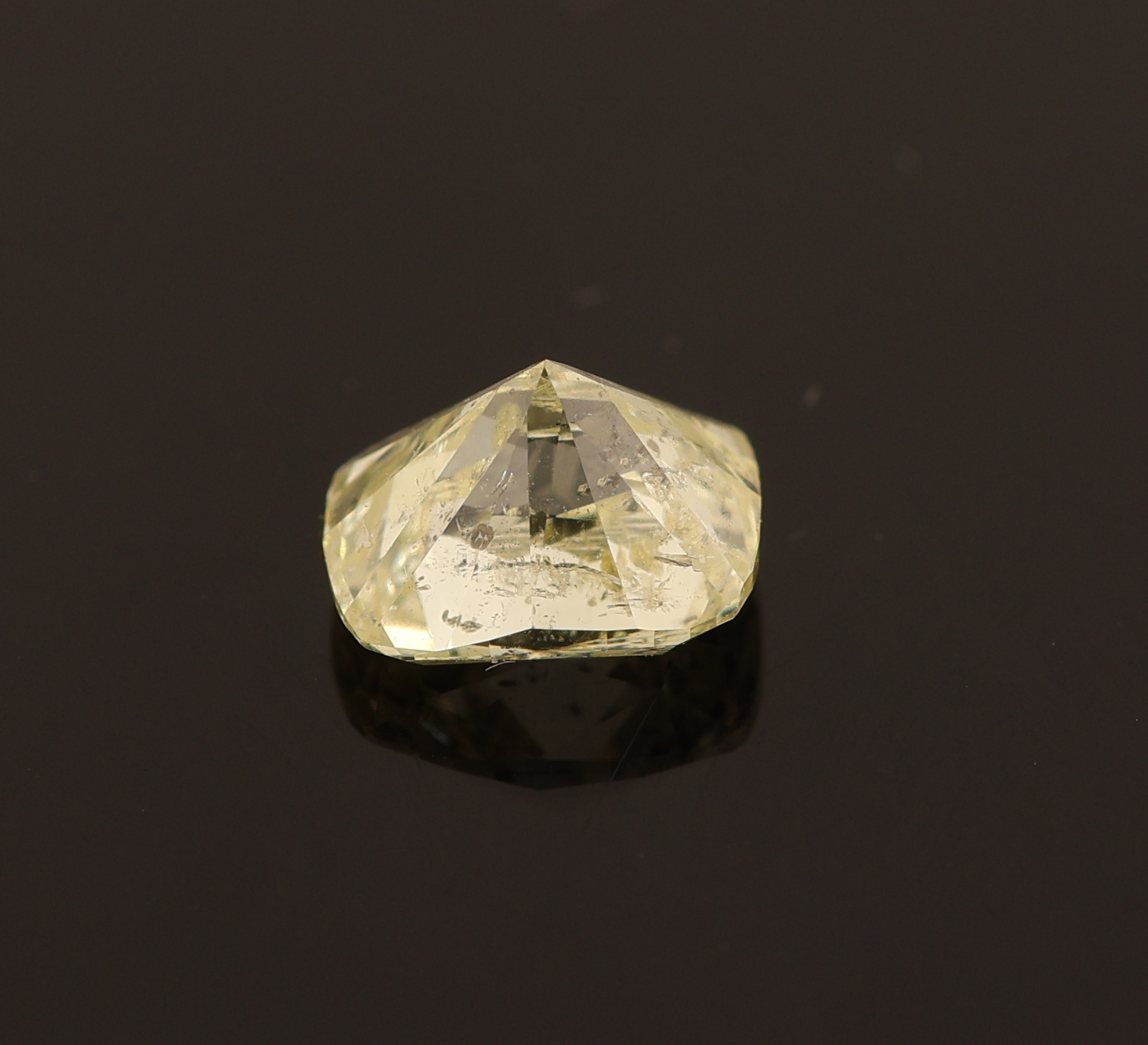 Detail a: Loser Diamant im Kissenschliff, ca. 0.52 ct transparent light Yellow, ca. 5.03 x 4.04 x 3.46 mm, GIA Expertise anbei
