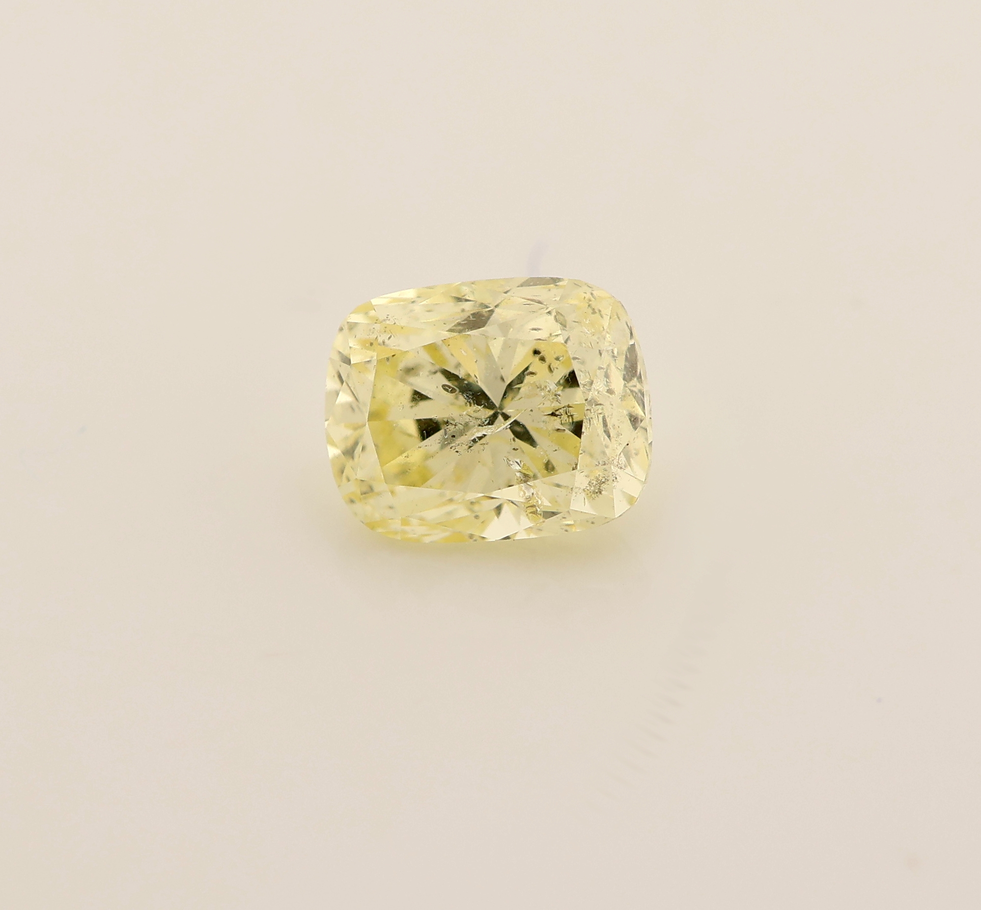 Detail b: Loser Diamant im Kissenschliff, ca. 0.52 ct transparent light Yellow, ca. 5.03 x 4.04 x 3.46 mm, GIA Expertise anbei