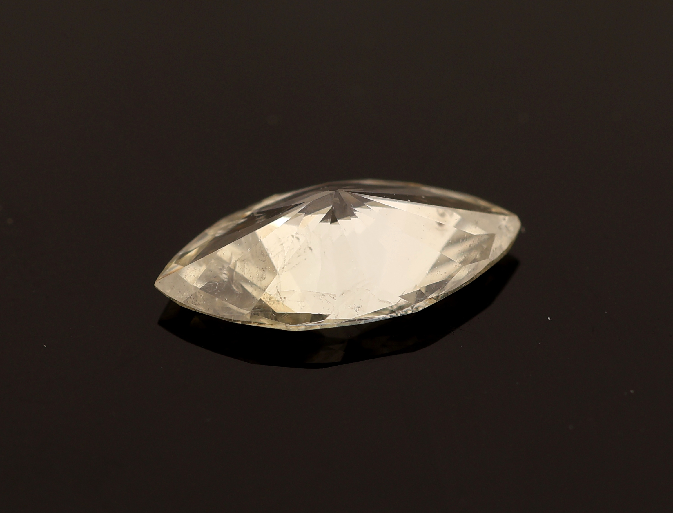 Detail a: Lose Diamantnavette ca. 0.93 ct Greyish Yellownatural, 10.00 x 5.22 x 3.04 mm, HRD Expertiseanbei