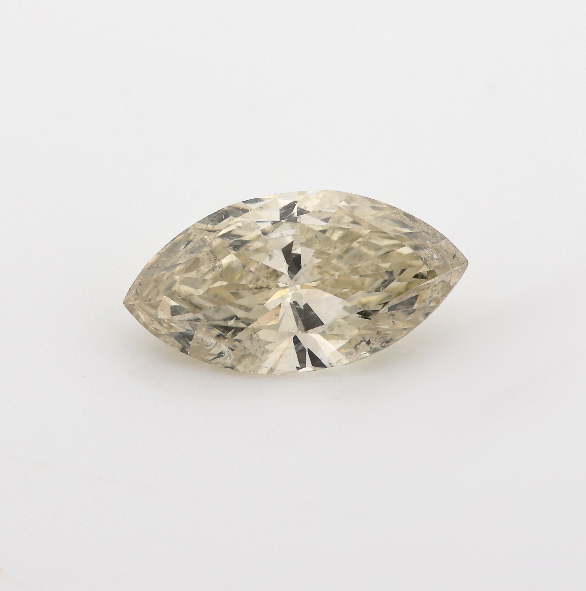 Detail b: Lose Diamantnavette ca. 0.93 ct Greyish Yellownatural, 10.00 x 5.22 x 3.04 mm, HRD Expertiseanbei