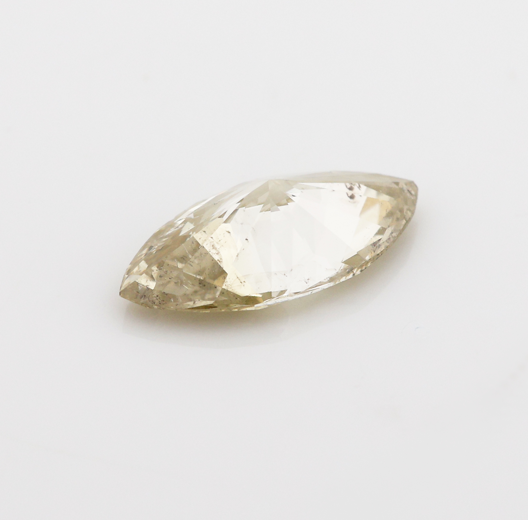 Detail c: Lose Diamantnavette ca. 0.93 ct Greyish Yellownatural, 10.00 x 5.22 x 3.04 mm, HRD Expertiseanbei