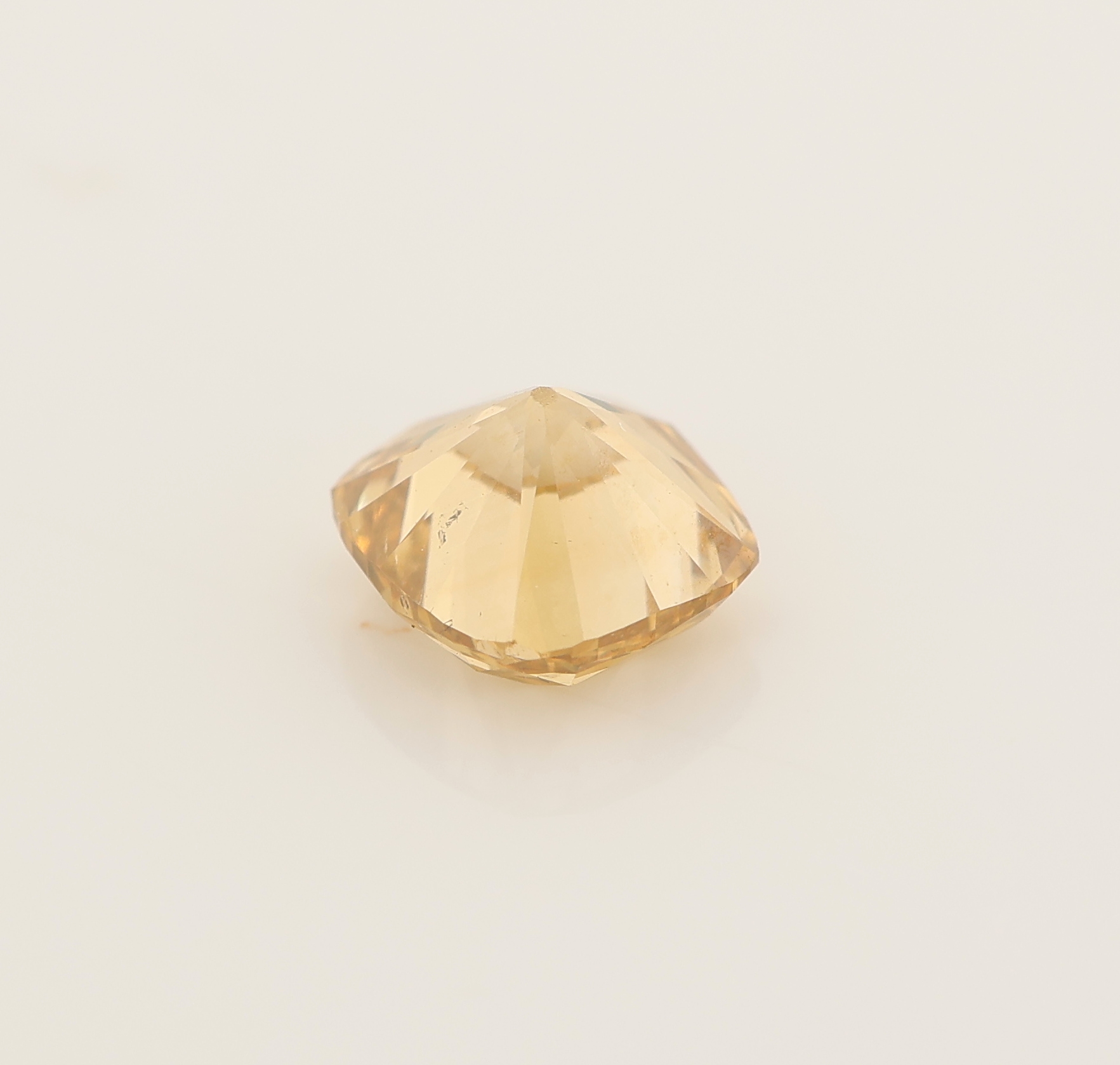 Detail a: Loser Diamant im Kissenschliff, ca. 0.52 ct natural Fancy deep Brownish Yellow/si1, ca. 4.68 x 4.34 x 3.20 mm, GIA Expertise anbei