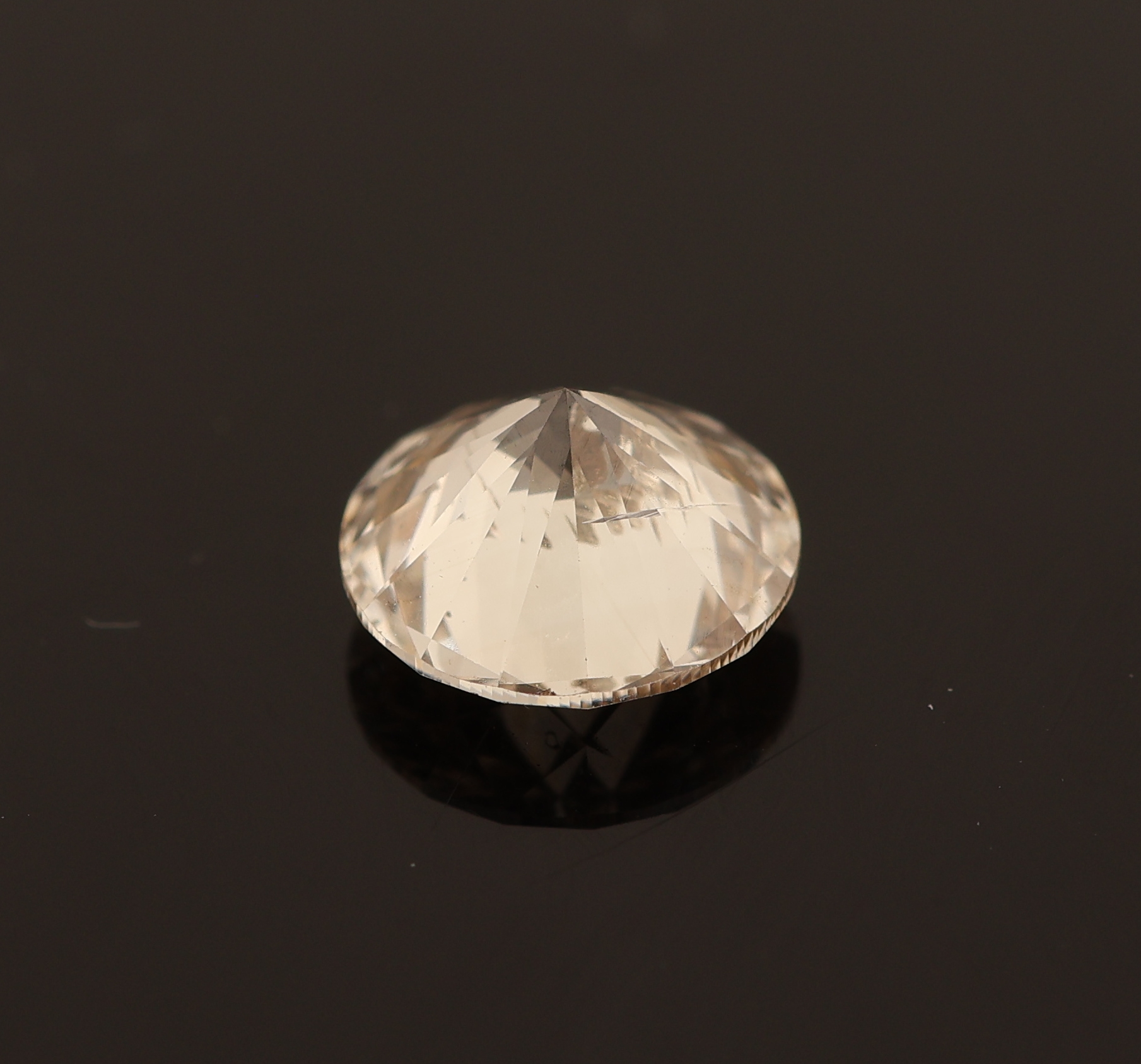 Detail a: Loser Brillant ca. 0.75 ct fancy yellowish brown, natural, ca. 5.75 x 5.77 x 3.57 mm, HRDExpertise anbei