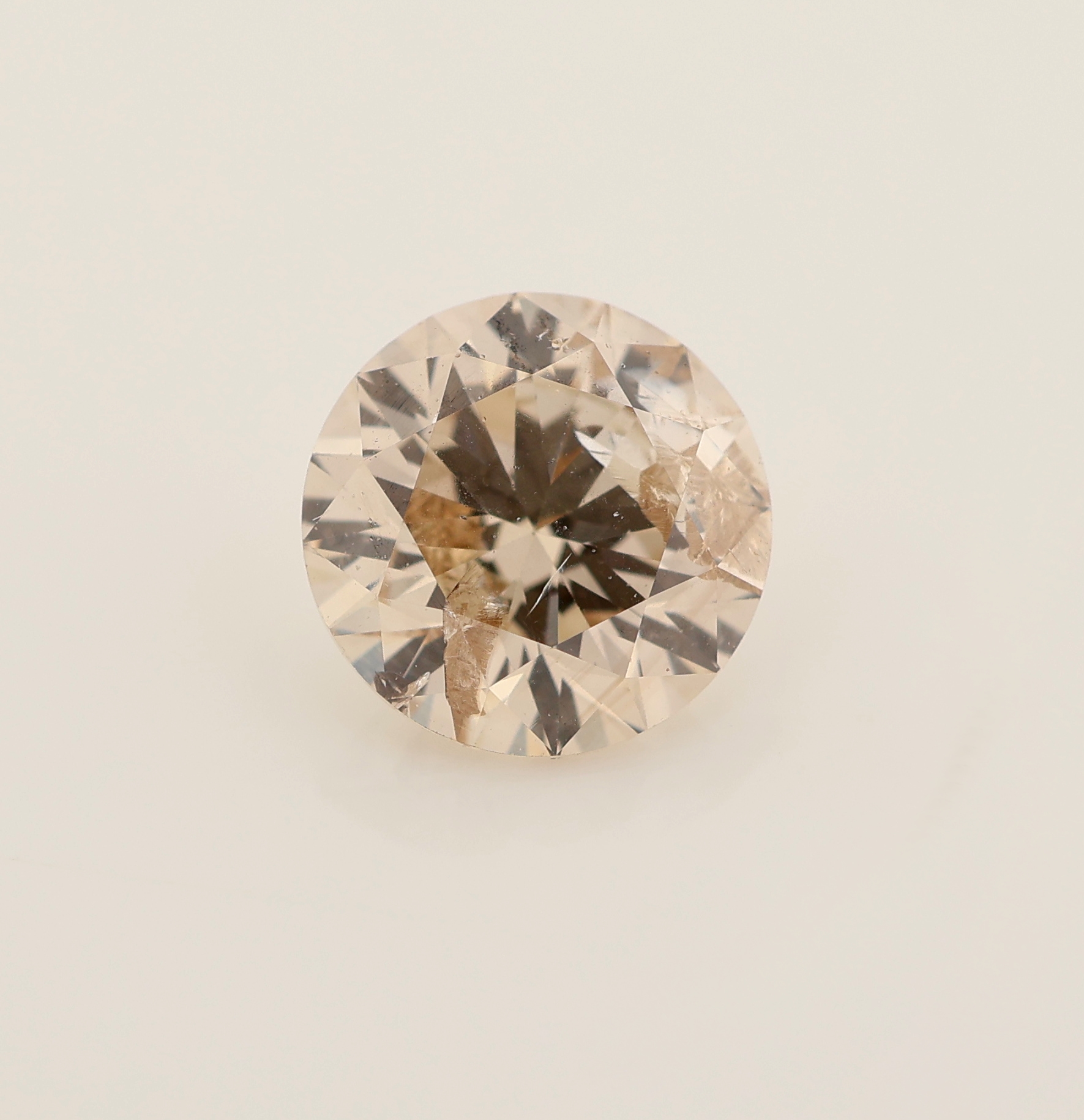 Detail b: Loser Brillant ca. 0.75 ct fancy yellowish brown, natural, ca. 5.75 x 5.77 x 3.57 mm, HRDExpertise anbei