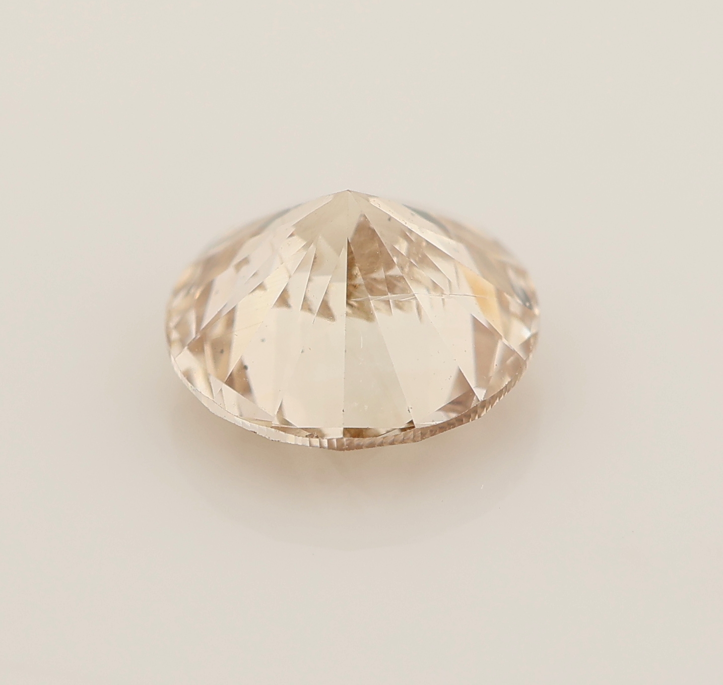 Detail c: Loser Brillant ca. 0.75 ct fancy yellowish brown, natural, ca. 5.75 x 5.77 x 3.57 mm, HRDExpertise anbei