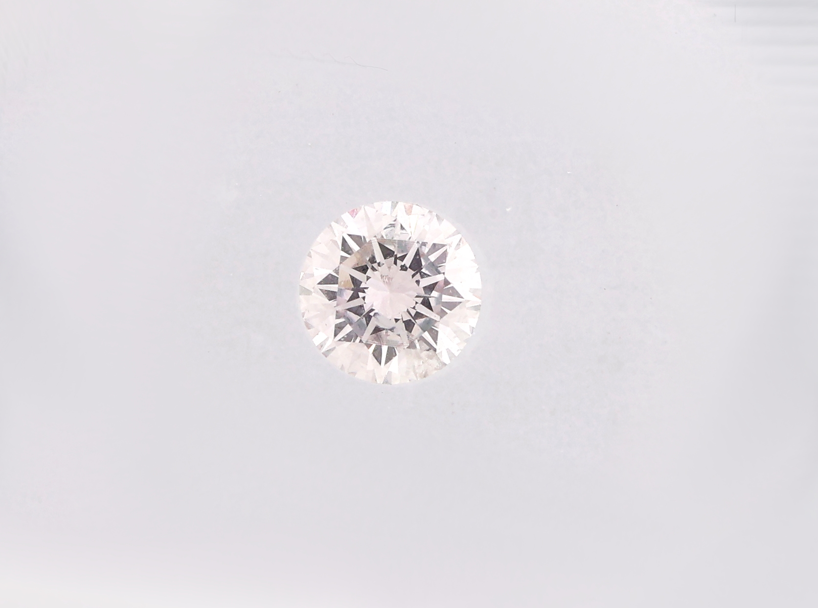 Detail a: Loser Brillant ca. 0.32 ct l.get.Weiß(I)/p1, ca. 4.40 x 4.44 x 2.71 mm, IGI Expertise anbei, verschweißt