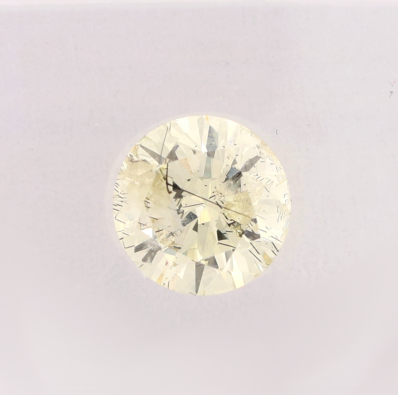 Detail a: Loser Brillant ca. 1.28 ct very light Yellow (O-P)/p1, ca. 6.99 x 7.12 x 4.22 mm, IGI Expertise anbei, verschweißt