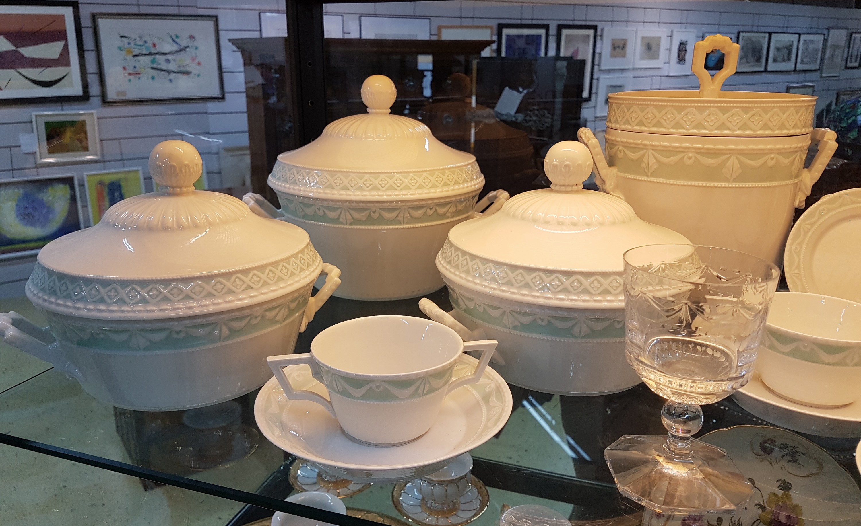 Detail b: Tafelservice, KPM Berlin, Kurland, Pastellfond Lagune, 8 tiefe Teller/ Suppenteller, 5 Suppentassen mit Untertassen, 5 Brotteller, Sauciere, ...