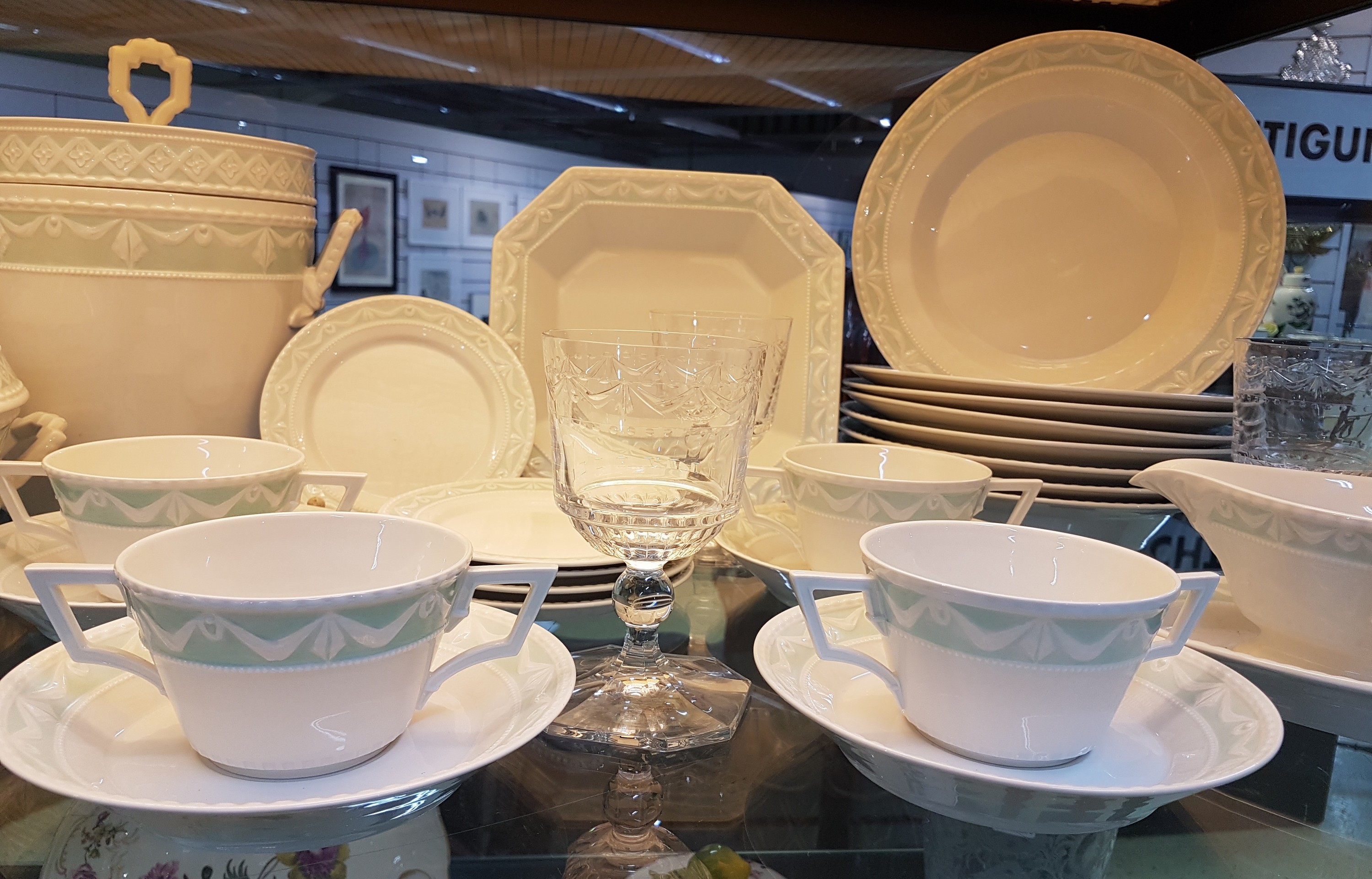 Detail c: Tafelservice, KPM Berlin, Kurland, Pastellfond Lagune, 8 tiefe Teller/ Suppenteller, 5 Suppentassen mit Untertassen, 5 Brotteller, Sauciere, ...