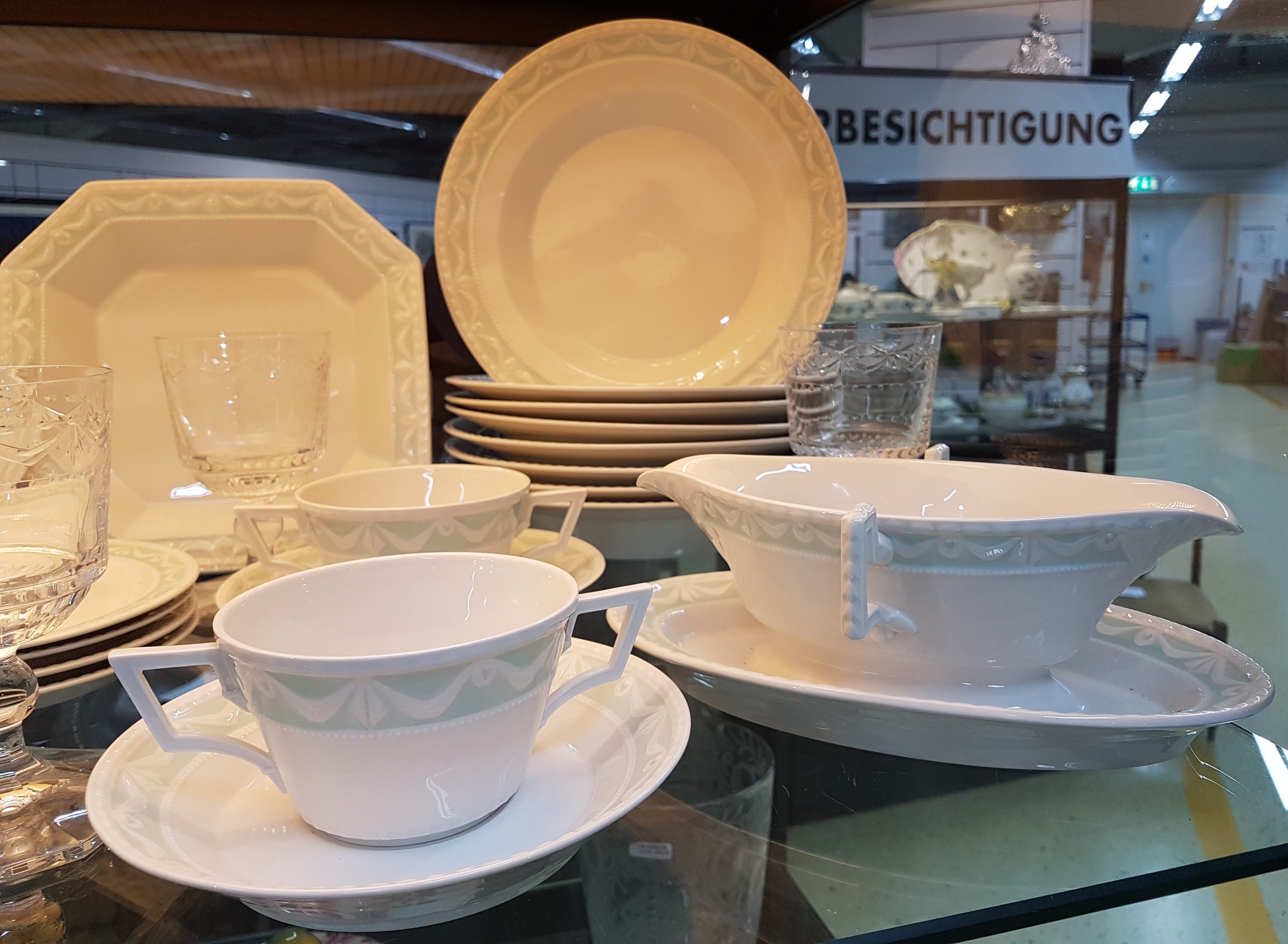 Detail d: Tafelservice, KPM Berlin, Kurland, Pastellfond Lagune, 8 tiefe Teller/ Suppenteller, 5 Suppentassen mit Untertassen, 5 Brotteller, Sauciere, ...