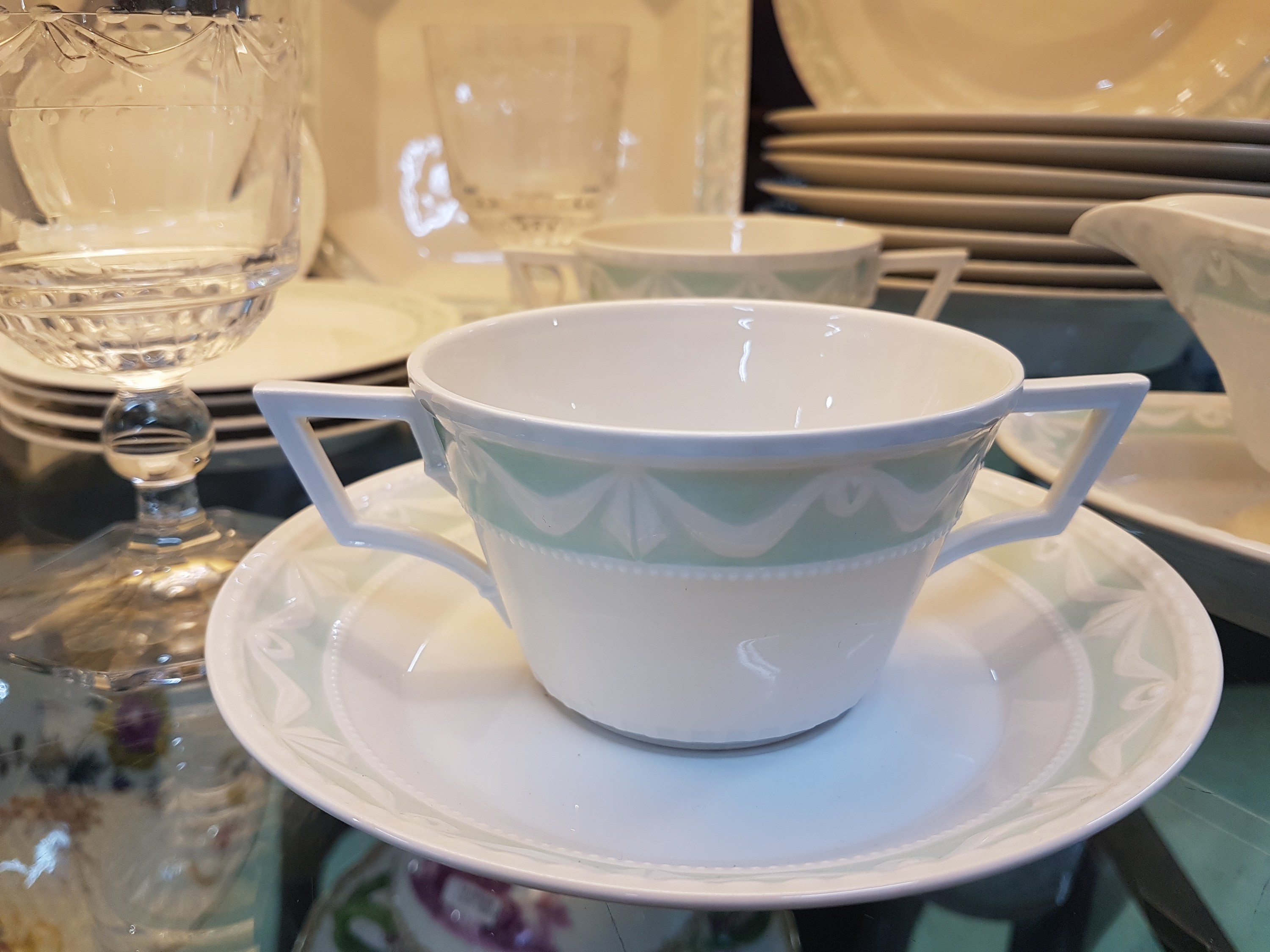 Detail e: Tafelservice, KPM Berlin, Kurland, Pastellfond Lagune, 8 tiefe Teller/ Suppenteller, 5 Suppentassen mit Untertassen, 5 Brotteller, Sauciere, ...
