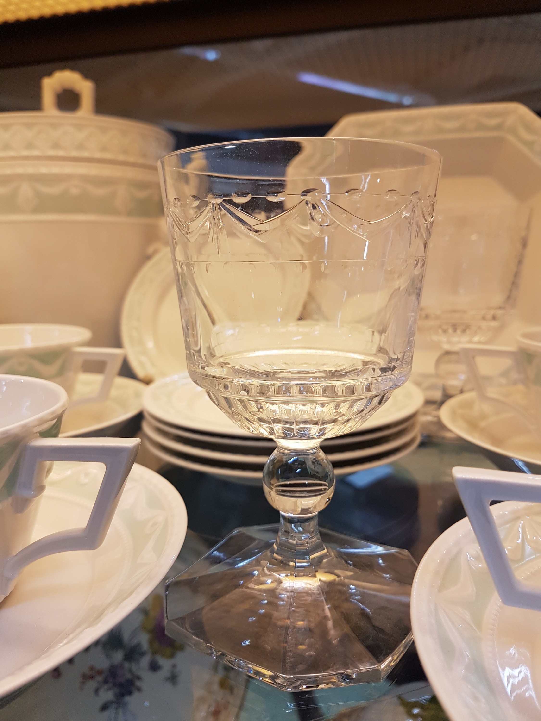 Detail f: Tafelservice, KPM Berlin, Kurland, Pastellfond Lagune, 8 tiefe Teller/ Suppenteller, 5 Suppentassen mit Untertassen, 5 Brotteller, Sauciere, ...