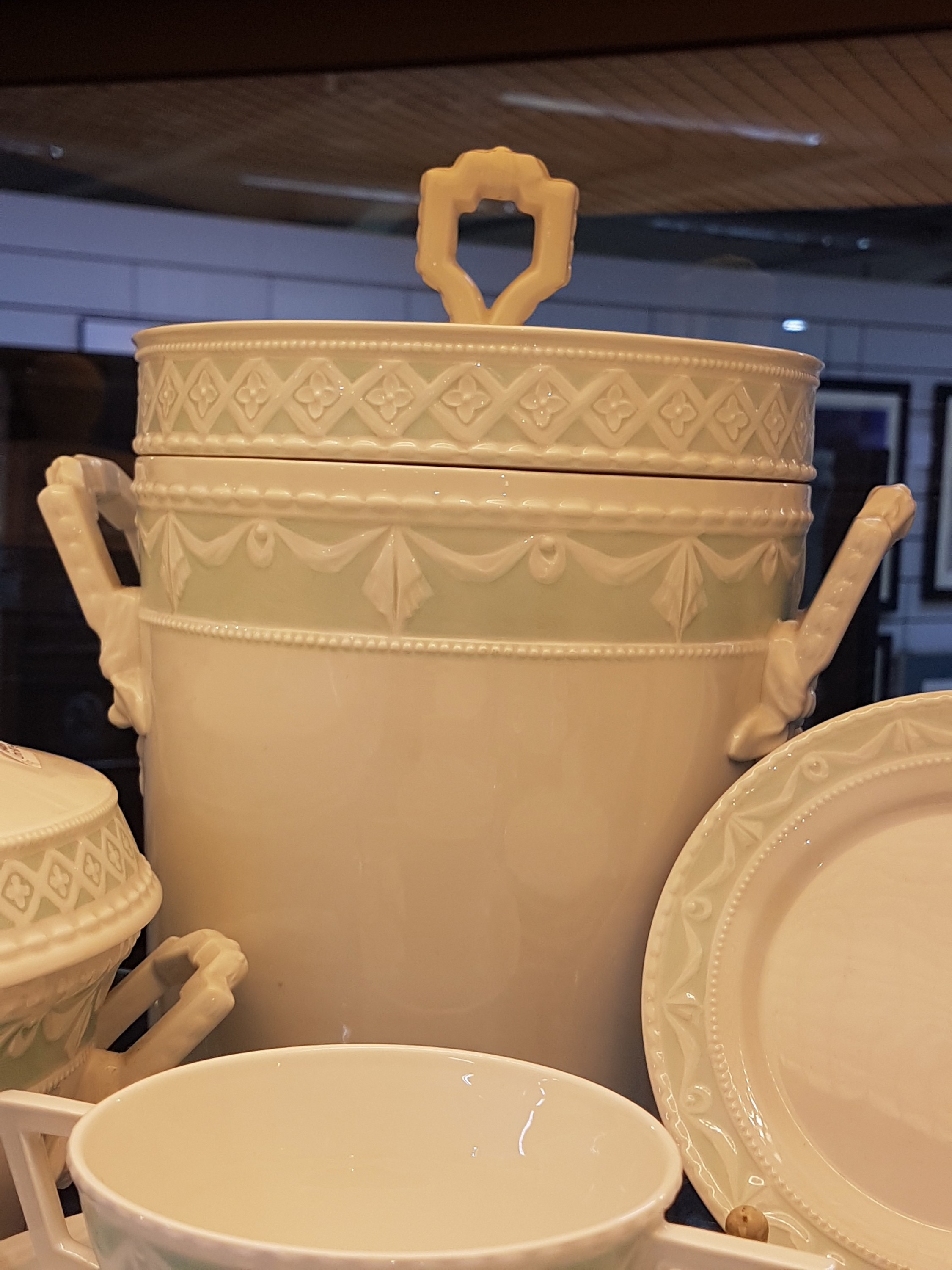 Detail g: Tafelservice, KPM Berlin, Kurland, Pastellfond Lagune, 8 tiefe Teller/ Suppenteller, 5 Suppentassen mit Untertassen, 5 Brotteller, Sauciere, ...