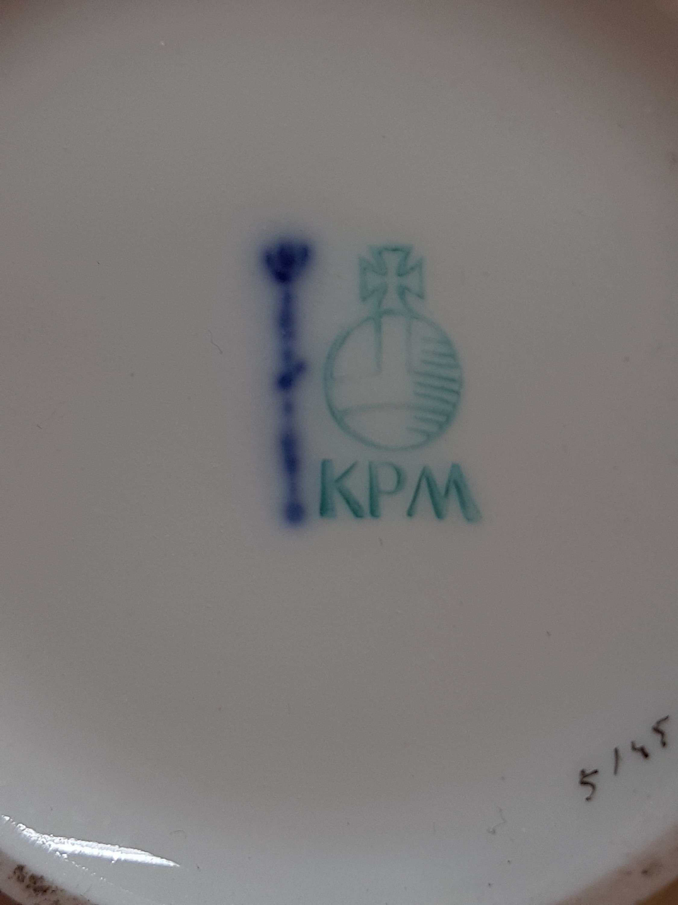 Detail h: Tafelservice, KPM Berlin, Kurland, Pastellfond Lagune, 8 tiefe Teller/ Suppenteller, 5 Suppentassen mit Untertassen, 5 Brotteller, Sauciere, ...