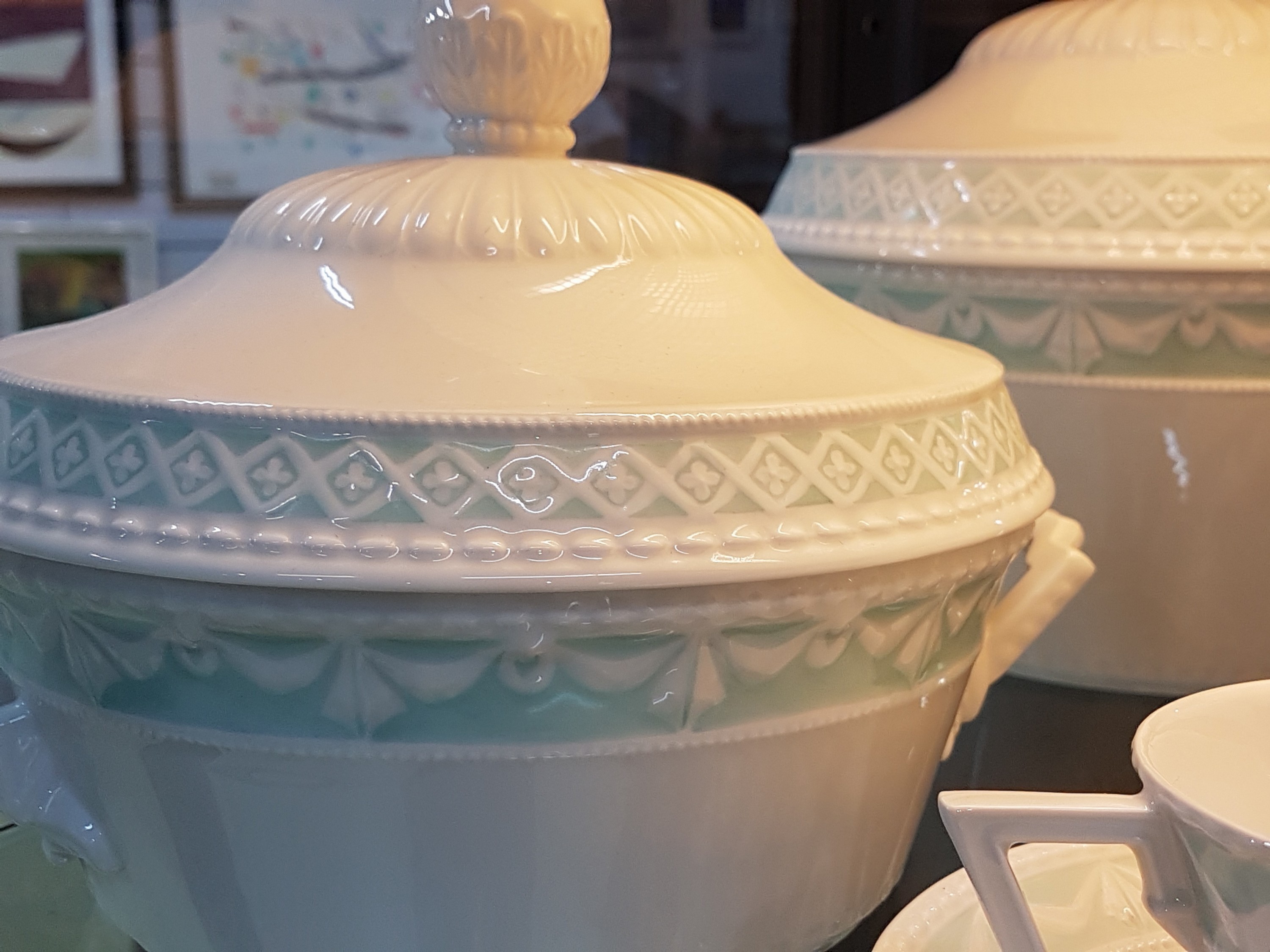 Detail j: Tafelservice, KPM Berlin, Kurland, Pastellfond Lagune, 8 tiefe Teller/ Suppenteller, 5 Suppentassen mit Untertassen, 5 Brotteller, Sauciere, ...