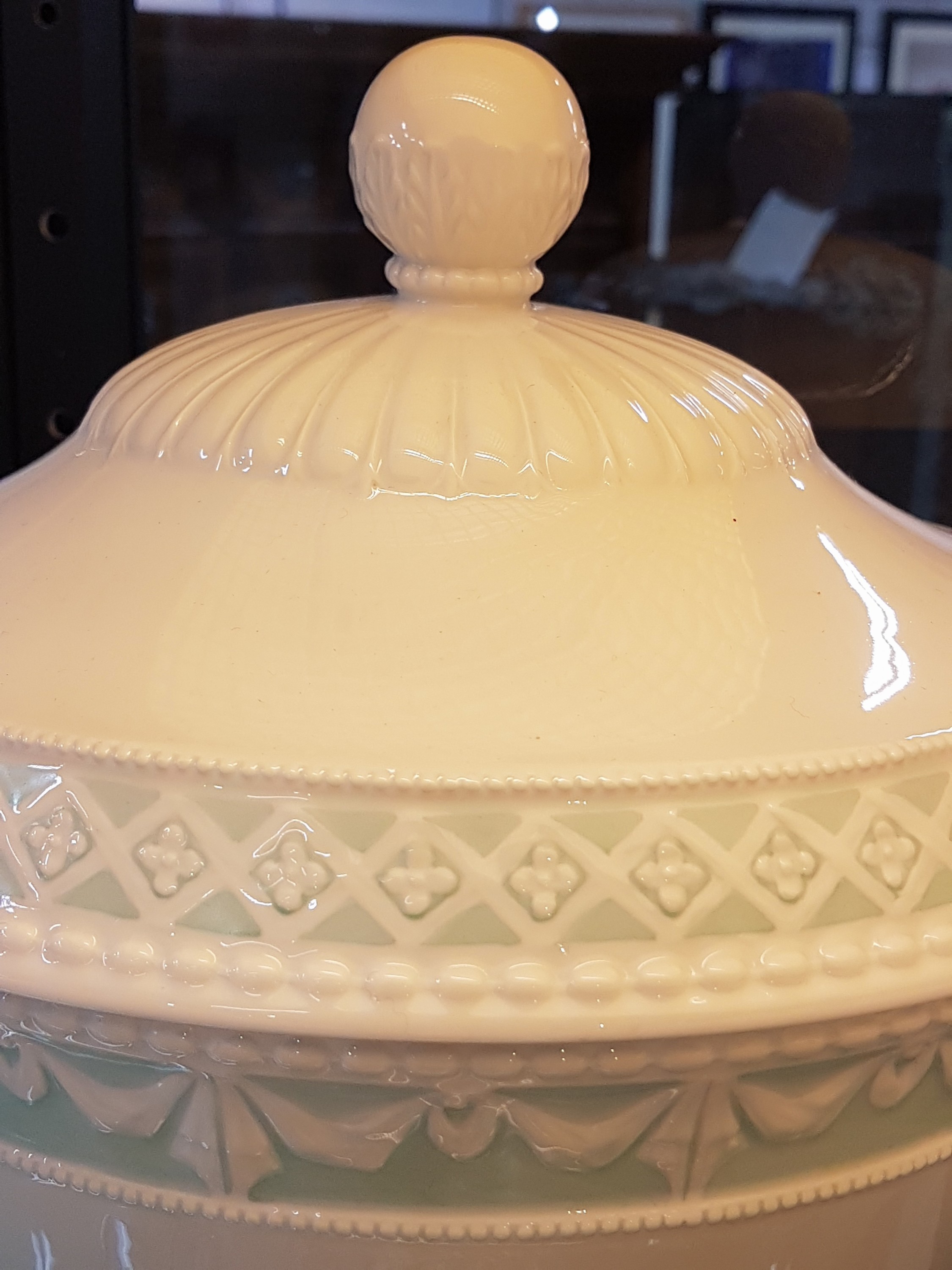 Detail k: Tafelservice, KPM Berlin, Kurland, Pastellfond Lagune, 8 tiefe Teller/ Suppenteller, 5 Suppentassen mit Untertassen, 5 Brotteller, Sauciere, ...