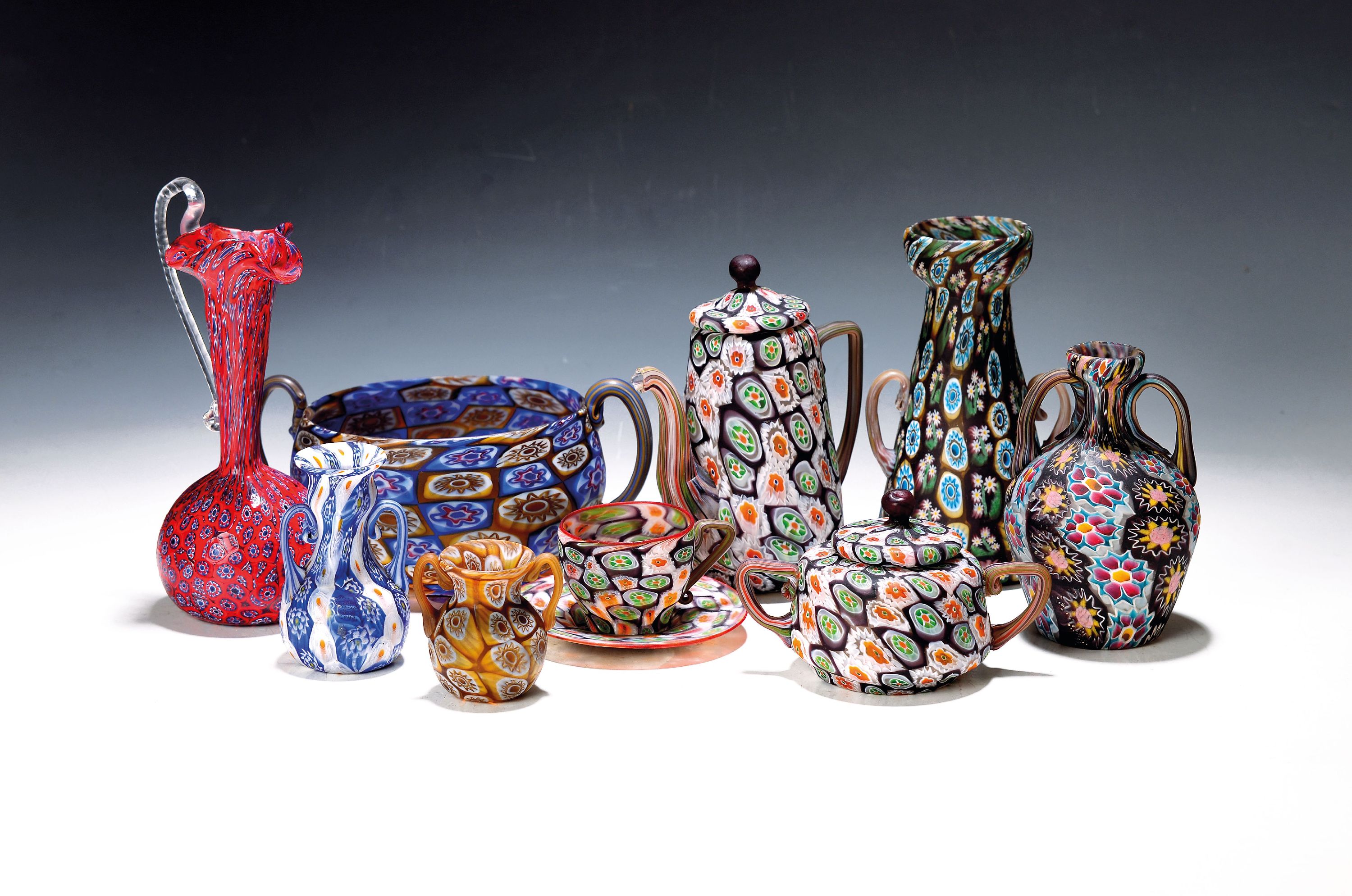 Mokka-Service und 5 Vasen, Murano, Mille-Fiorie-Dekor, 20. Jh., Mokkakanne, Zuckerdose, 2 Tassen mit Untertassen, Doppelhenkelschale B. 19 cm, Vasen ...