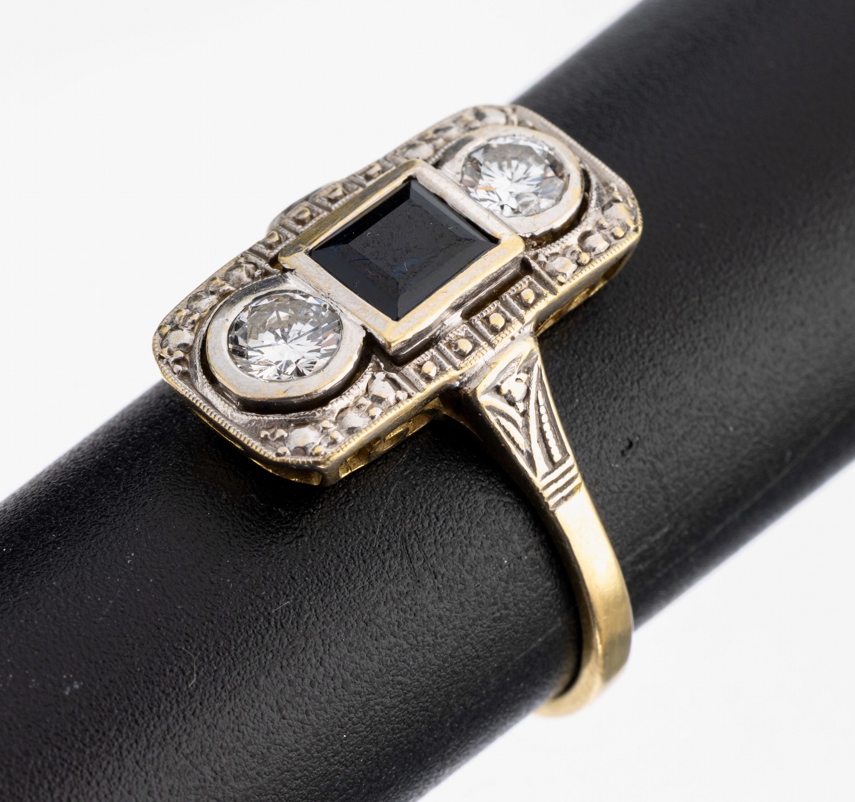 18 kt Gold Brillant-Saphir-Ring, GG 750/000, part. rhod., im Stil des Art Deco, 2 Brillanten zus. ca. 0.40 ct Weiß/si, 1 Saphir -Carree ca. 0.50 ...